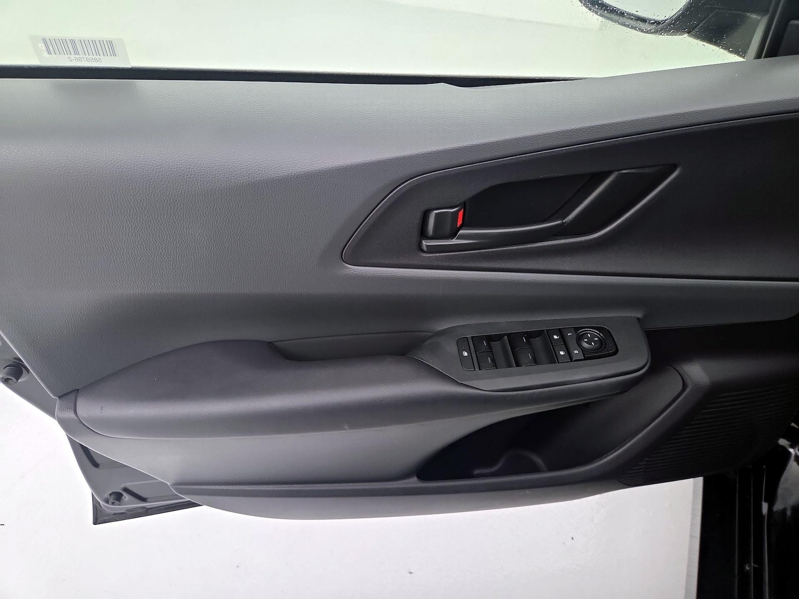 2025 Toyota Prius LE - Photo 13