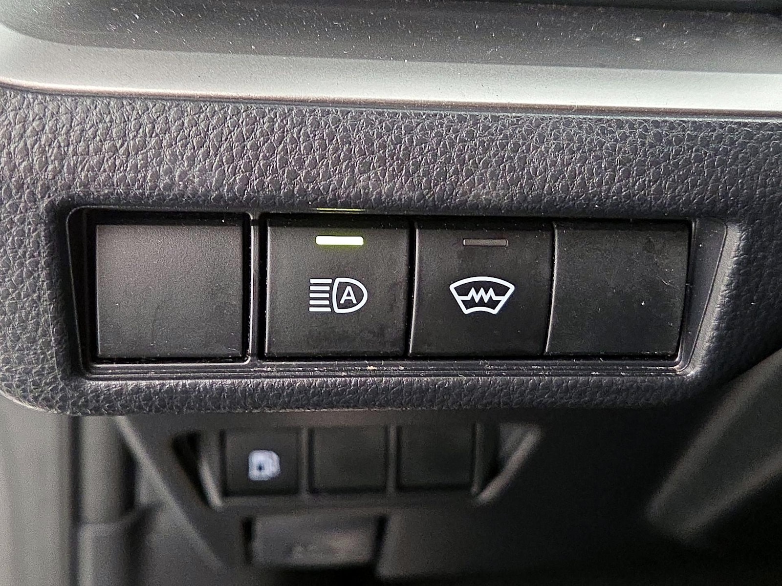 2025 Toyota Prius LE - Photo 14