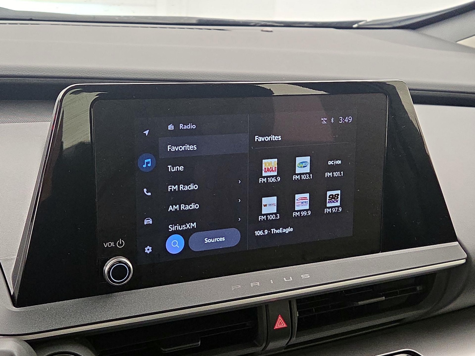 2025 Toyota Prius LE - Photo 16