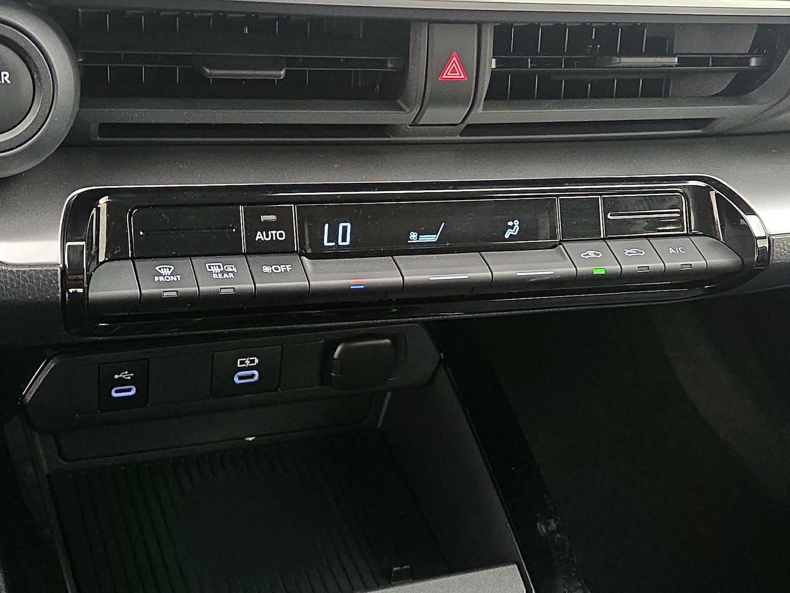 2025 Toyota Prius LE - Photo 17