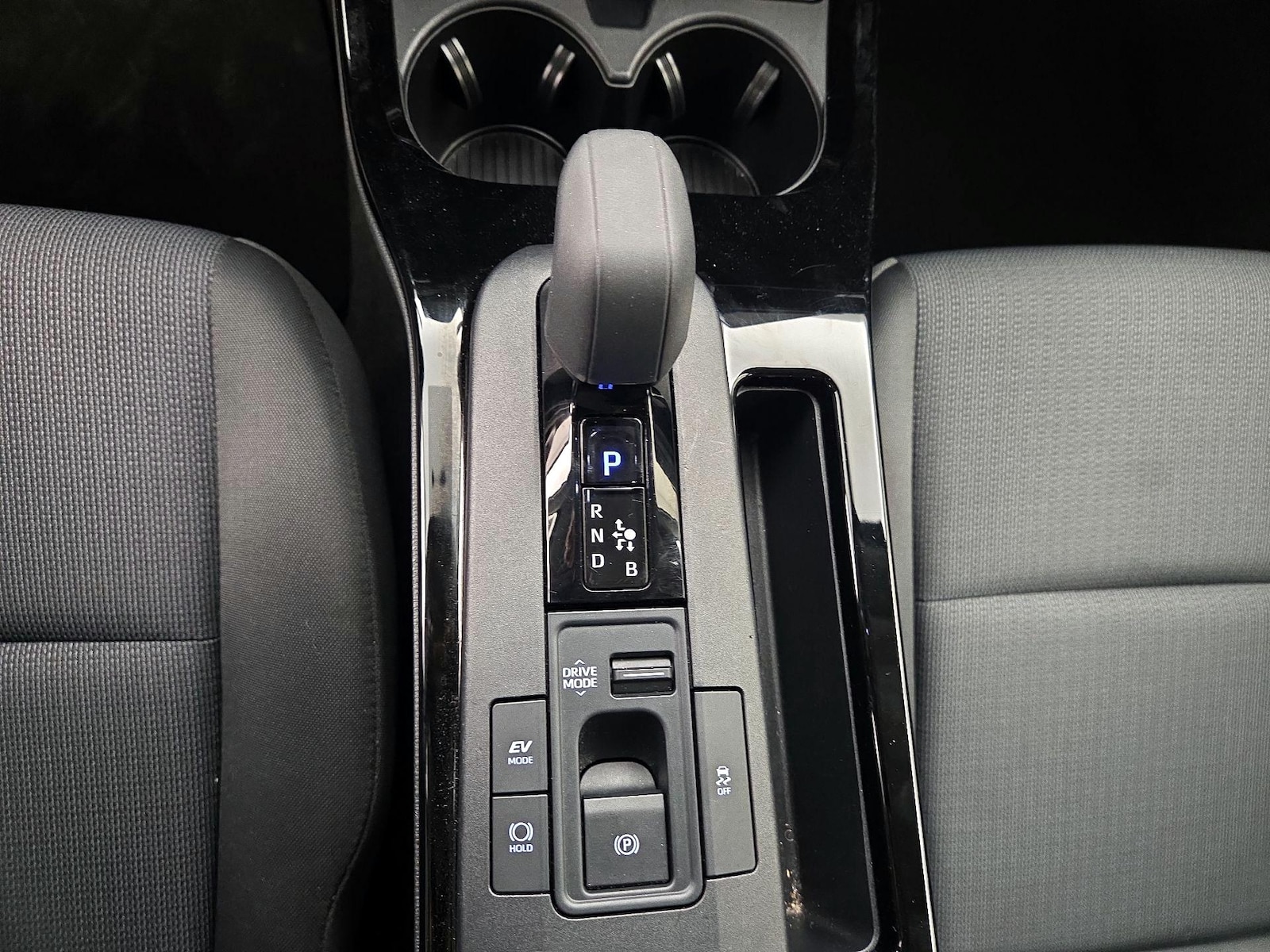 2025 Toyota Prius LE - Photo 18