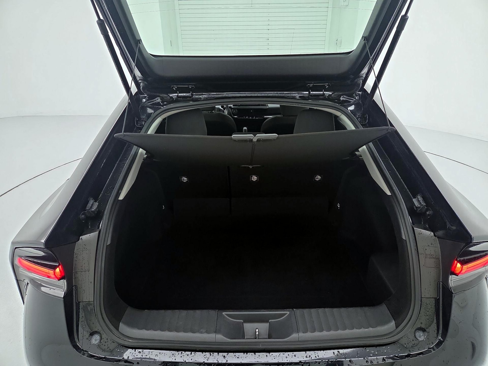 2025 Toyota Prius LE - Photo 21