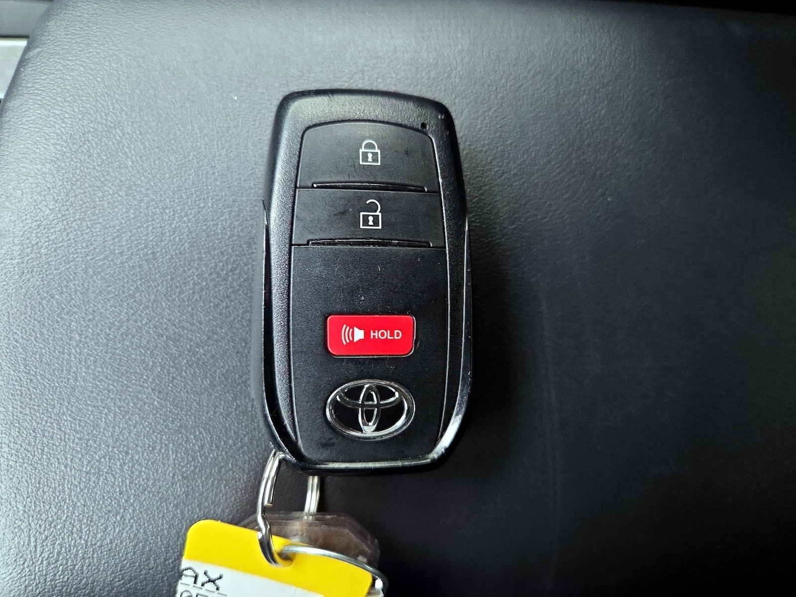 2025 Toyota Prius LE - Photo 23