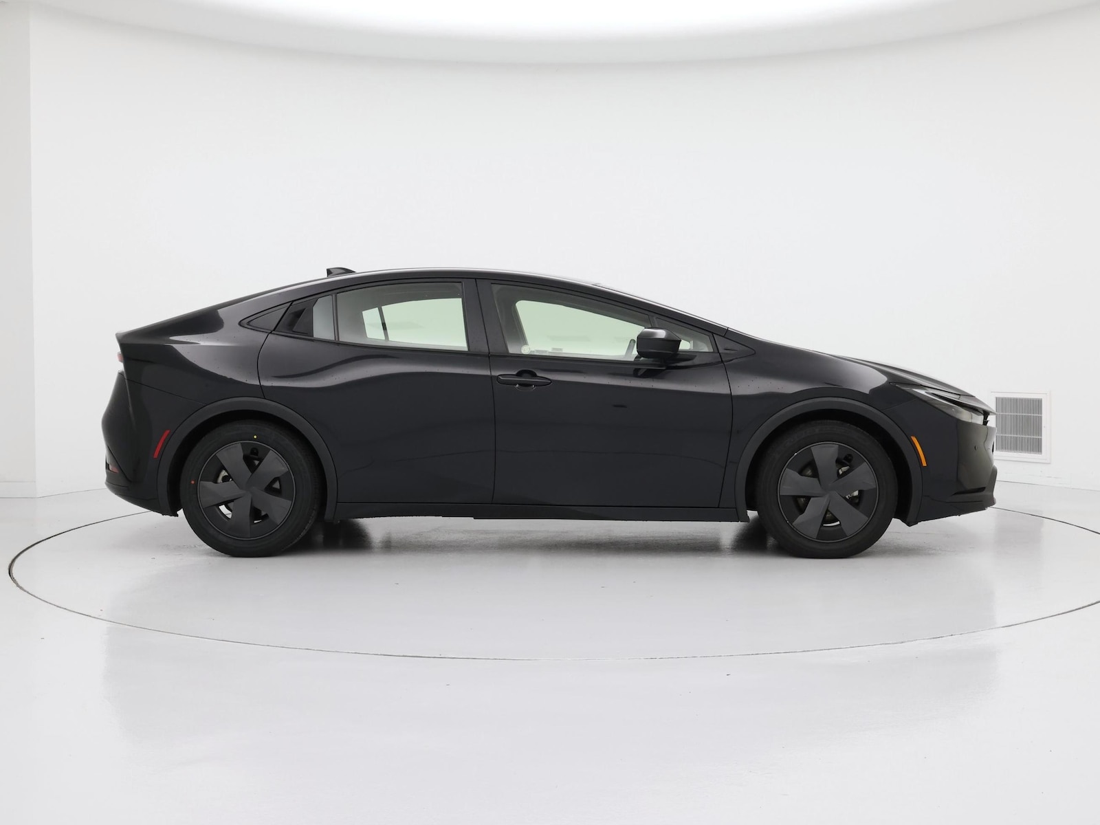 2025 Toyota Prius LE - Photo 8