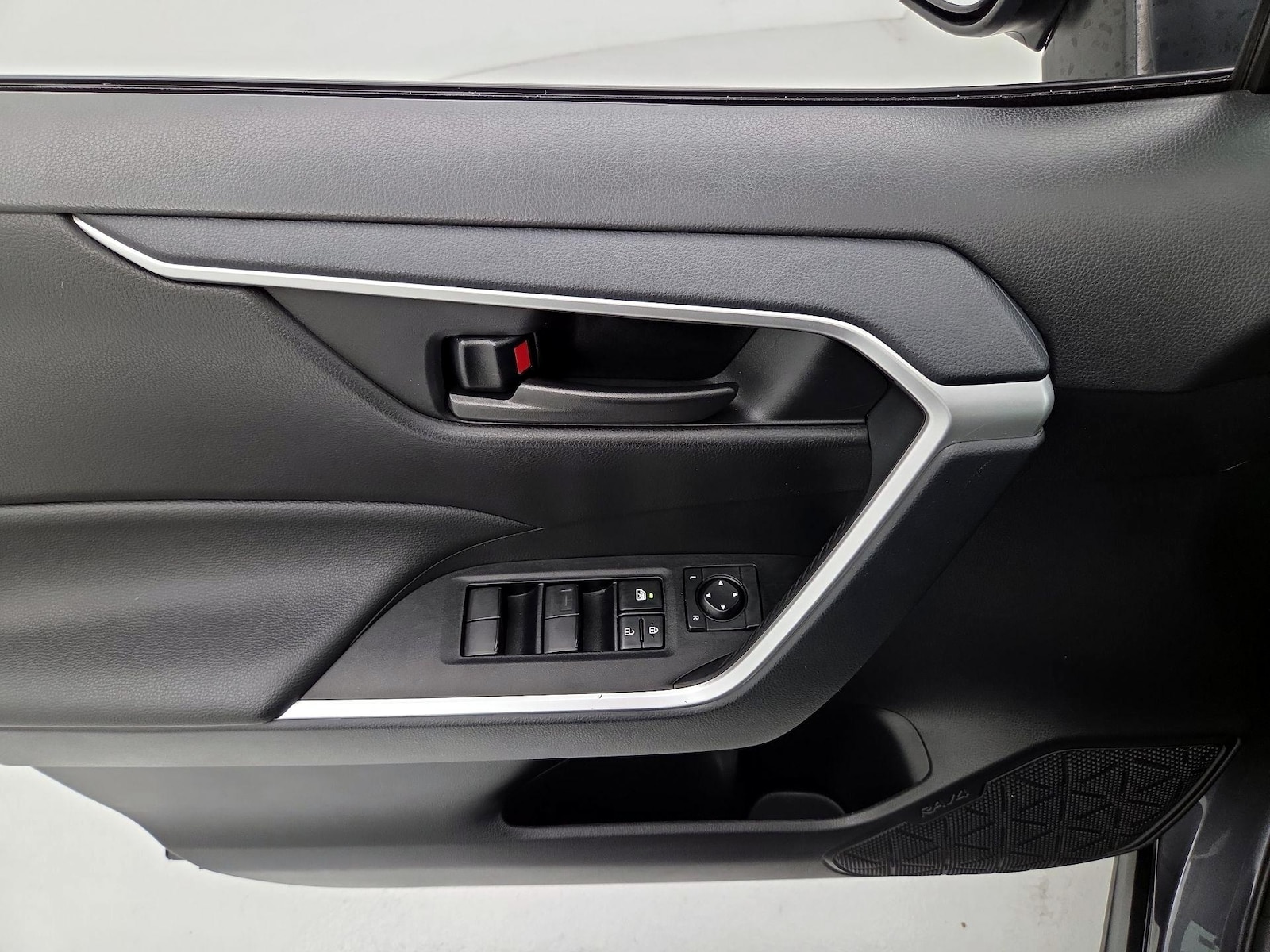 2025 Toyota RAV4 LE - Photo 13