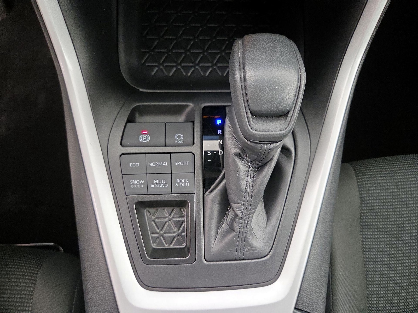 2025 Toyota RAV4 LE - Photo 18