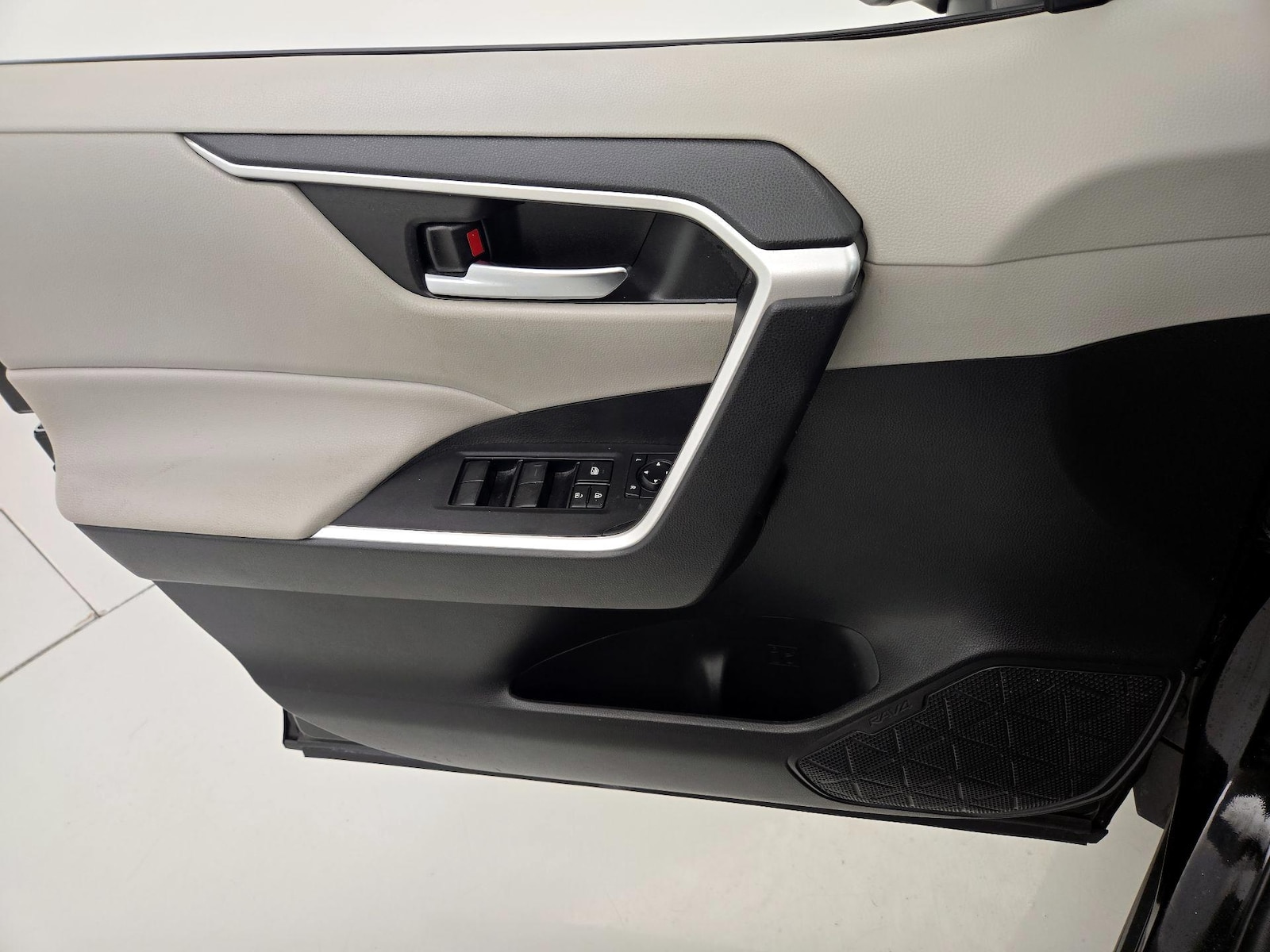 2021 Toyota RAV4 XLE - Photo 13