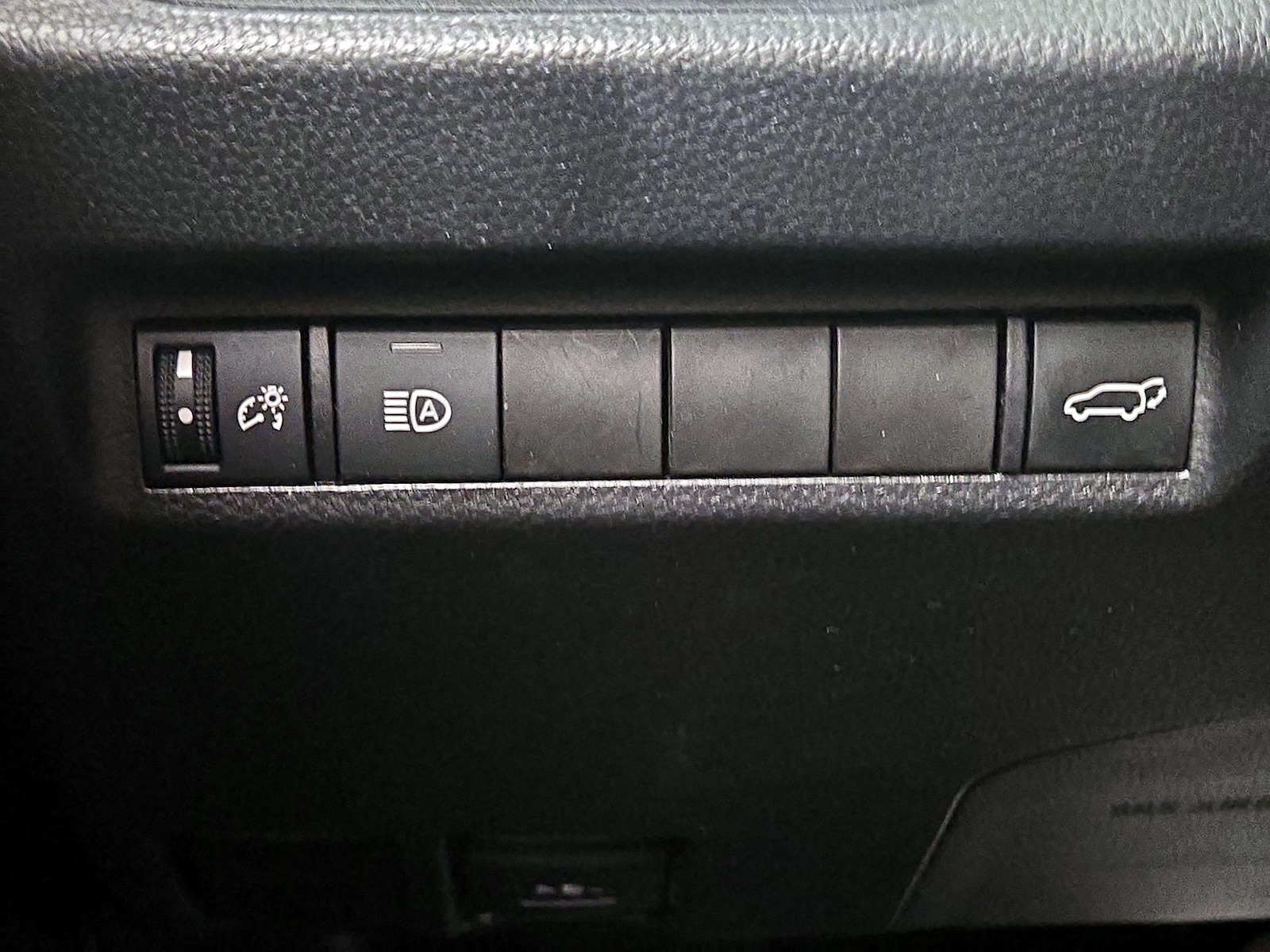 2021 Toyota RAV4 XLE - Photo 14
