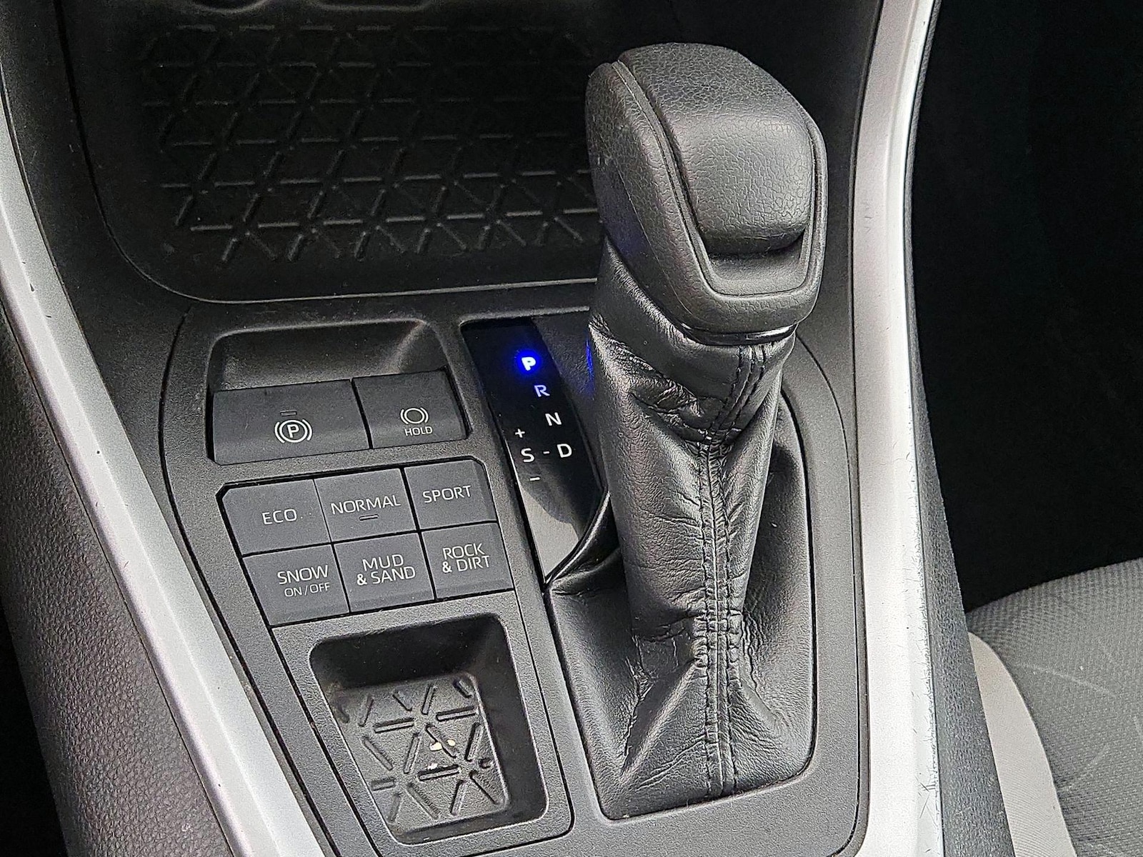 2021 Toyota RAV4 XLE - Photo 18