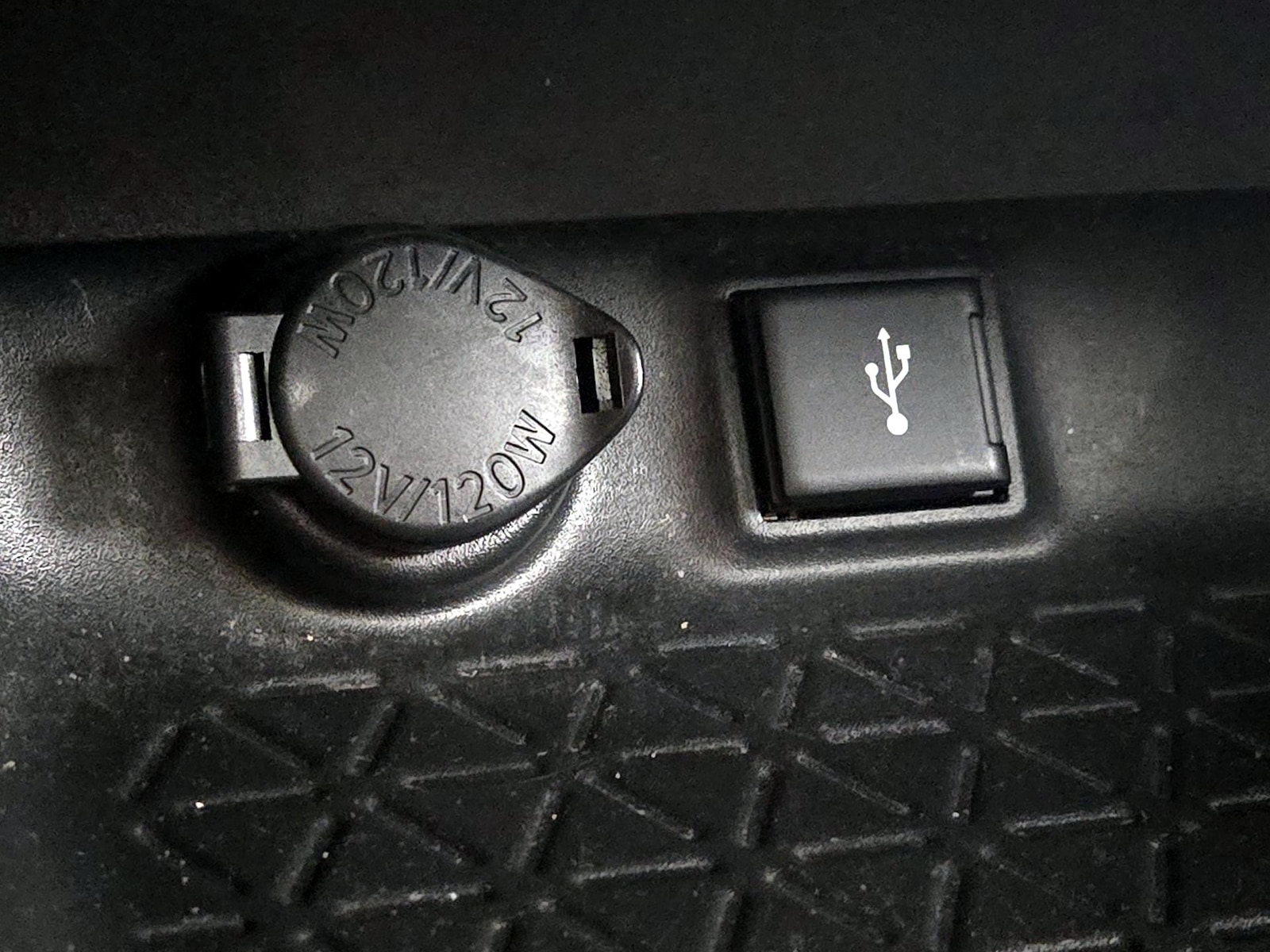 2021 Toyota RAV4 XLE - Photo 19