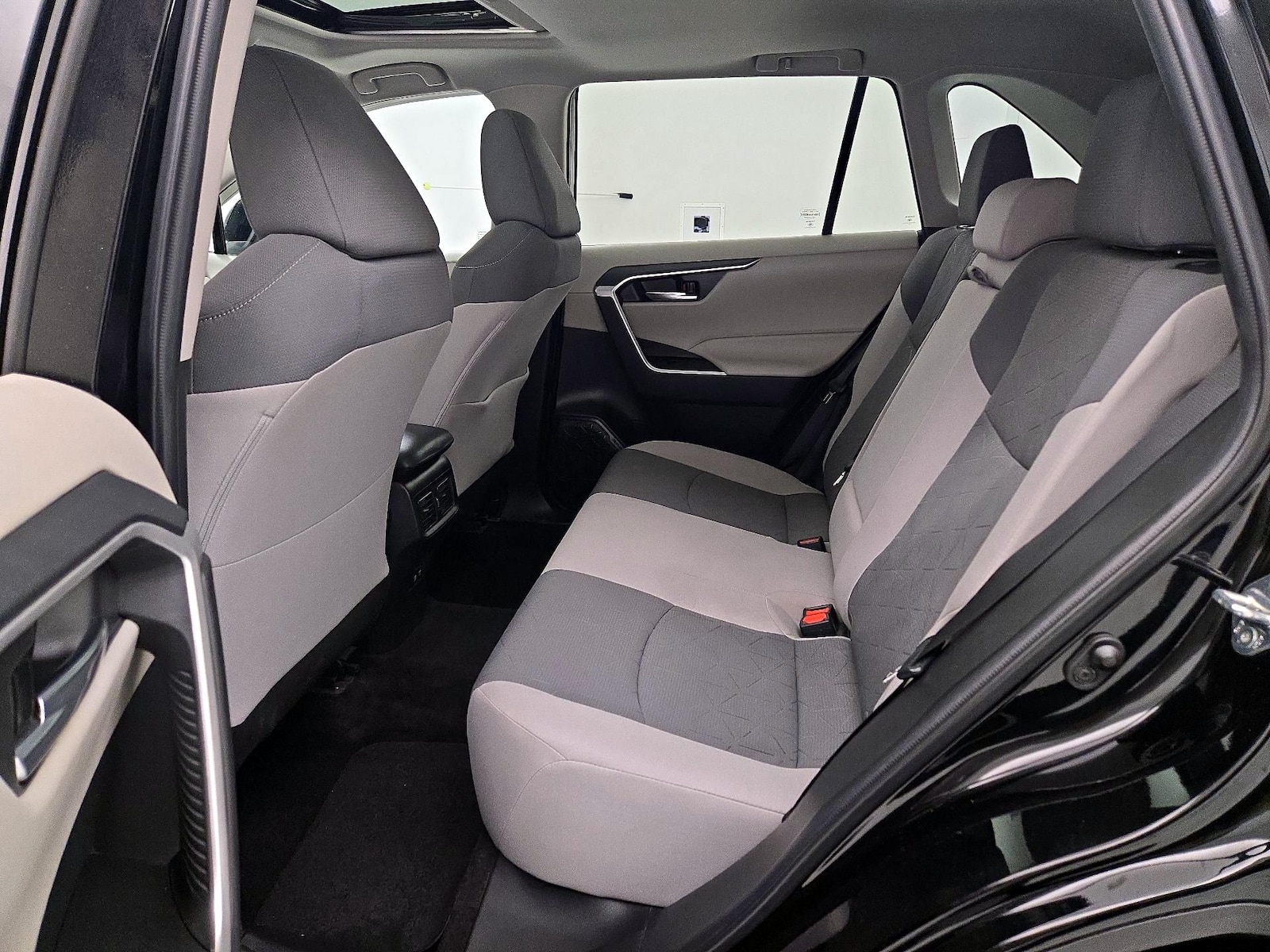2021 Toyota RAV4 XLE - Photo 21