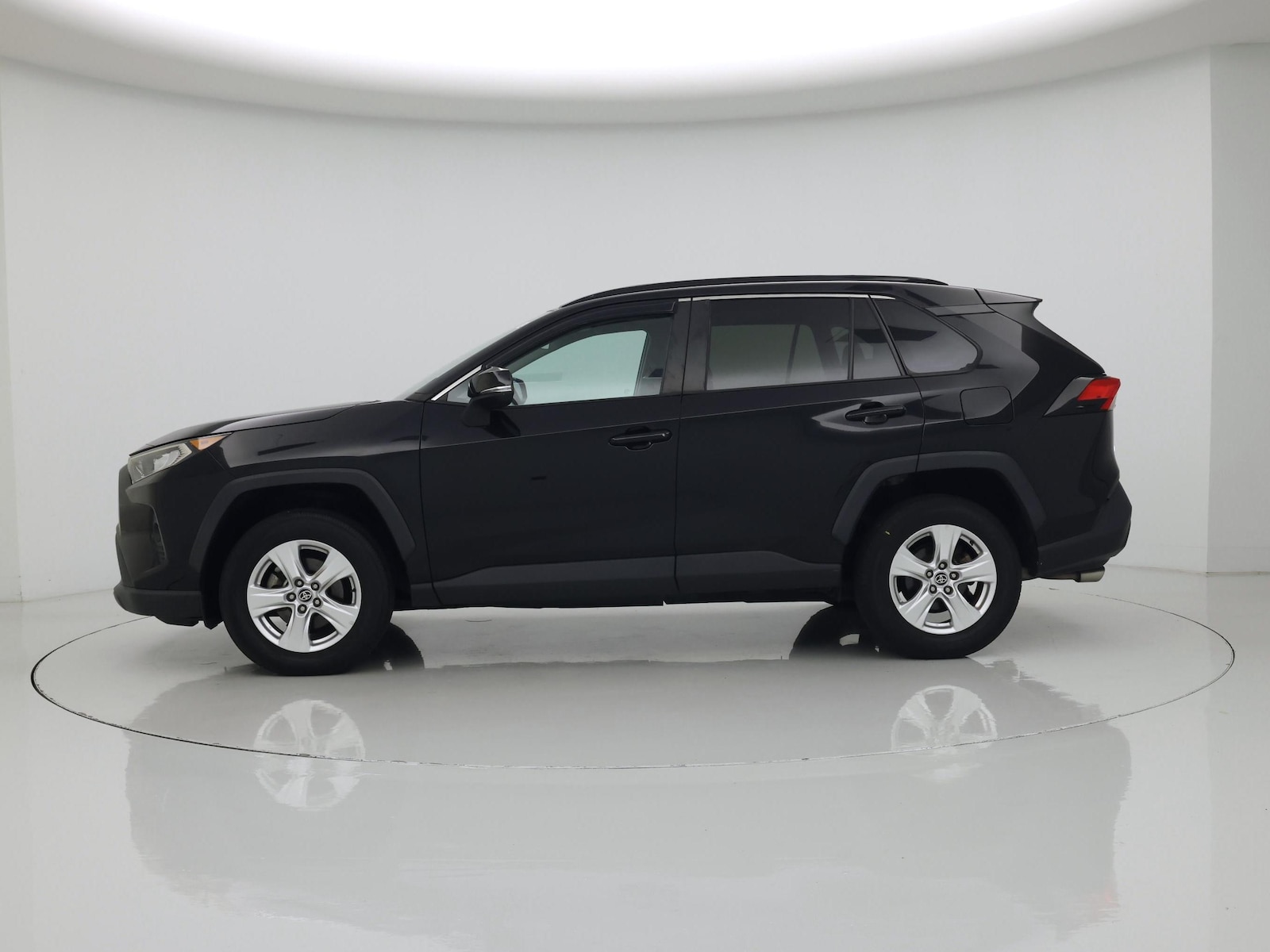 2021 Toyota RAV4 XLE - Photo 4