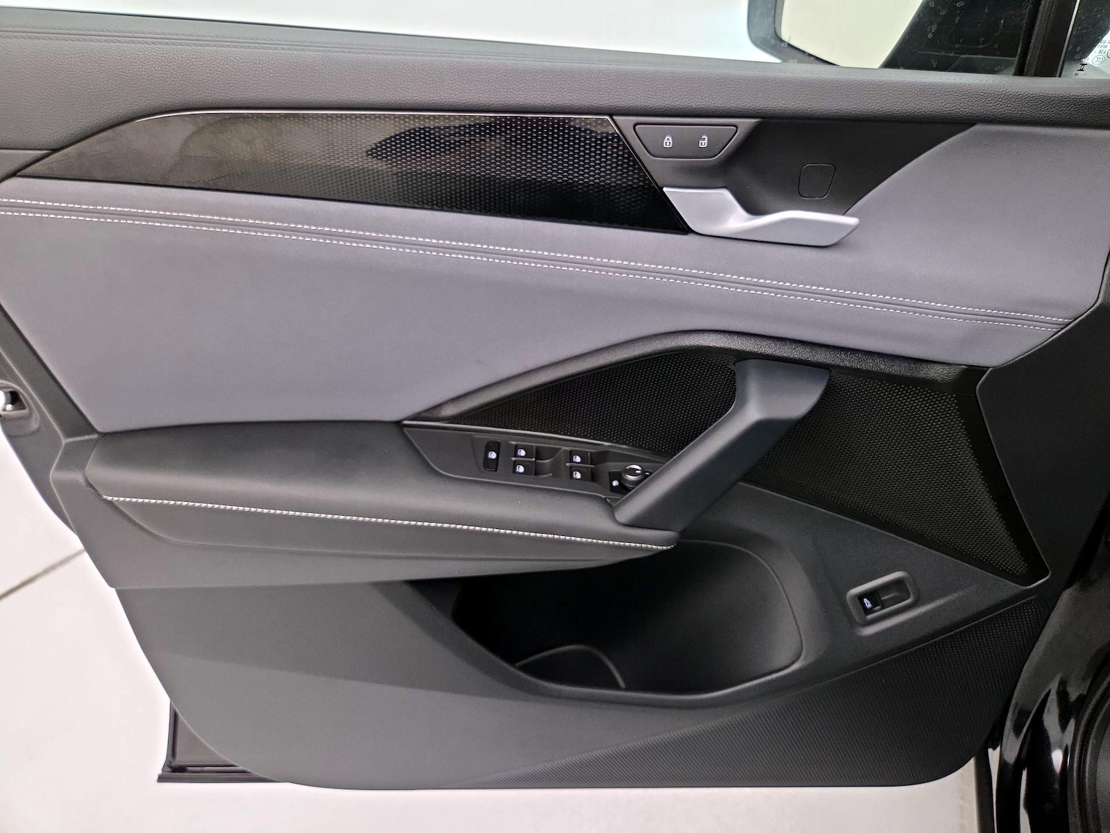 2025 Volkswagen Tiguan SE R-LINE BLACK - Photo 13