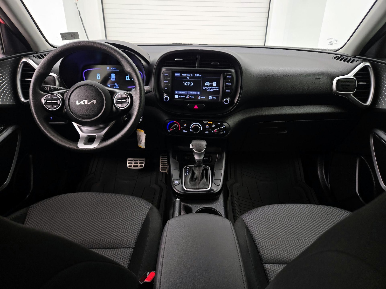 2023 Kia Soul LX - Photo 10