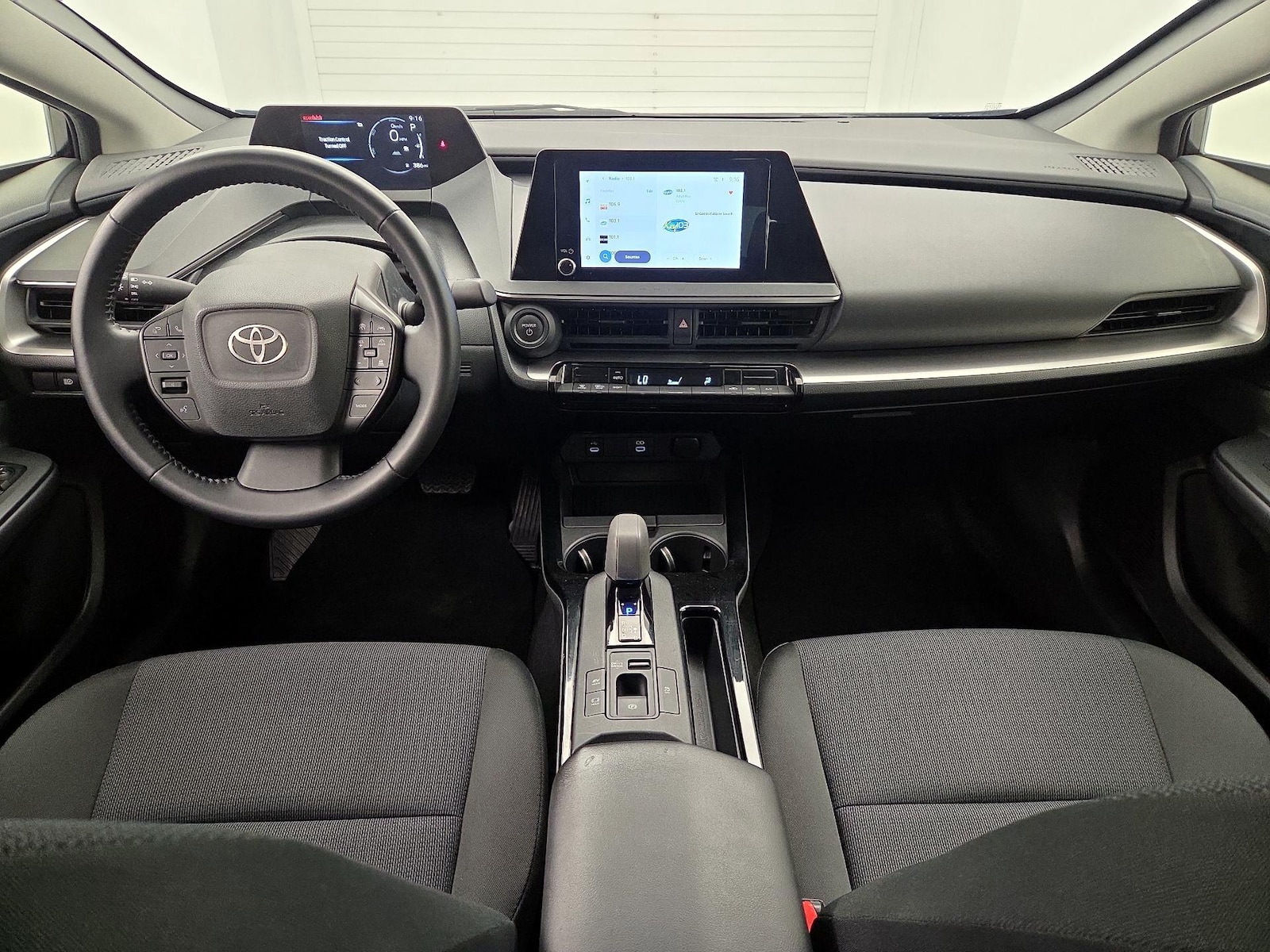 2025 Toyota Prius LE - Photo 10