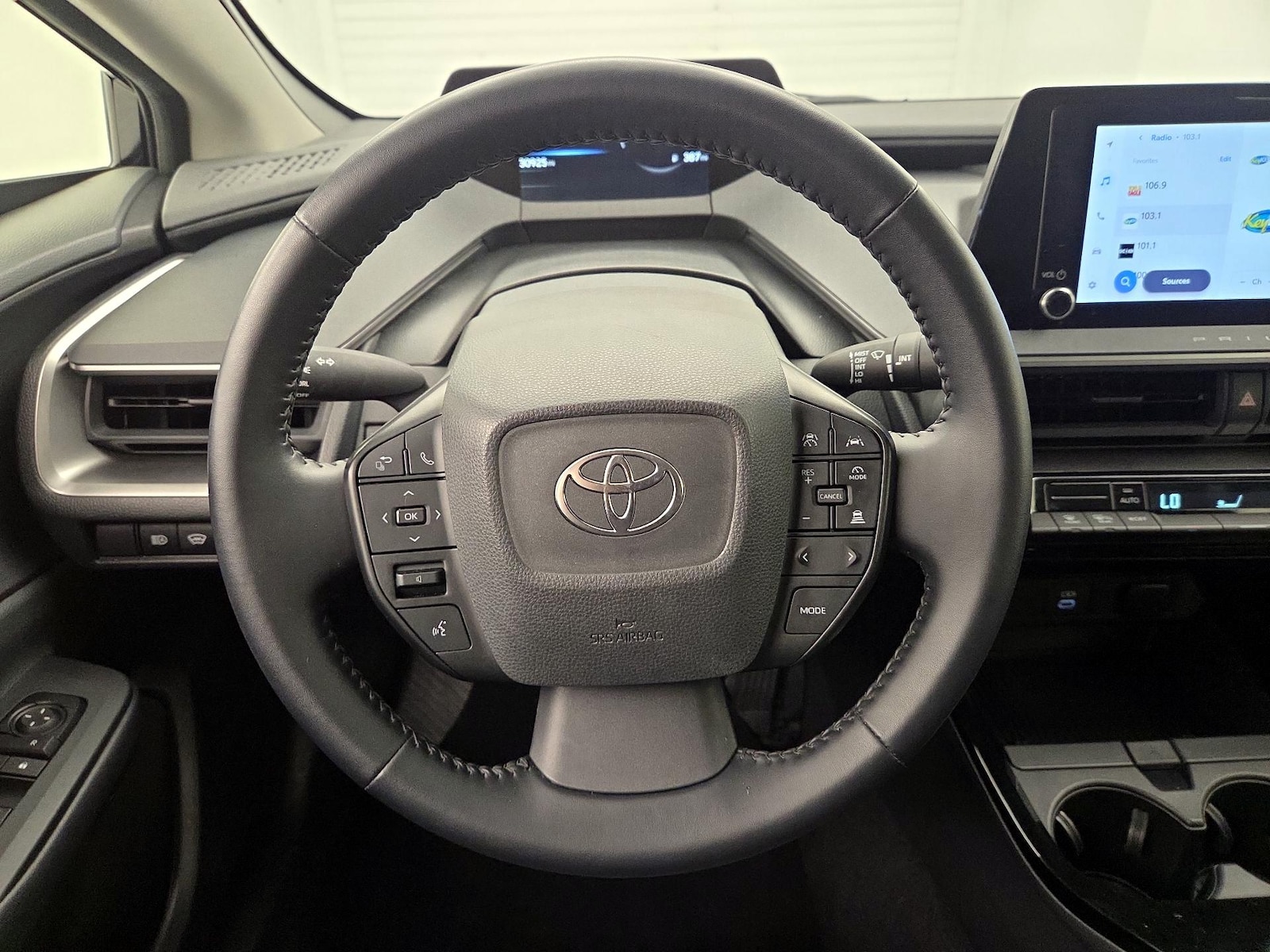 2025 Toyota Prius LE - Photo 11