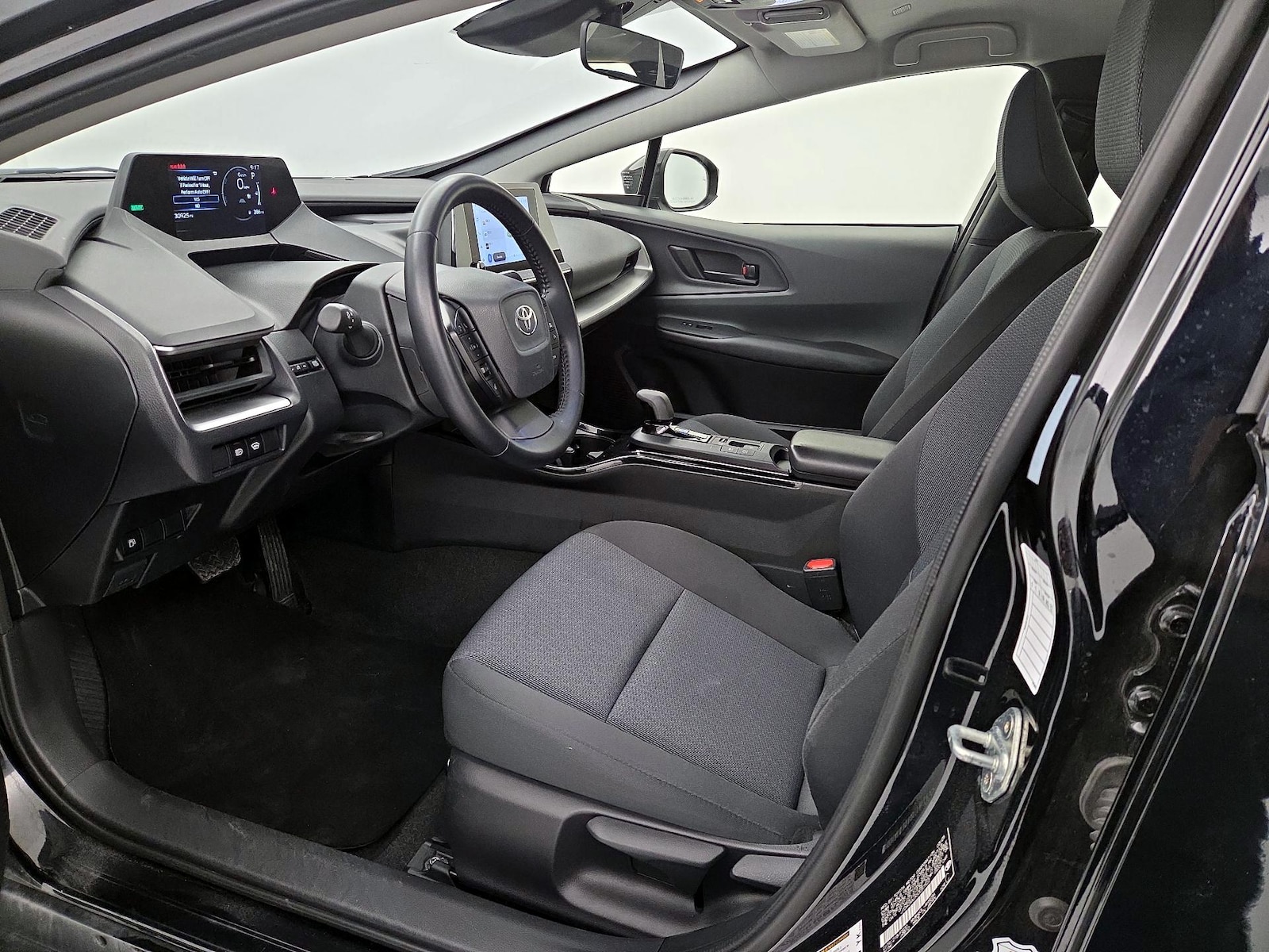 2025 Toyota Prius LE - Photo 12