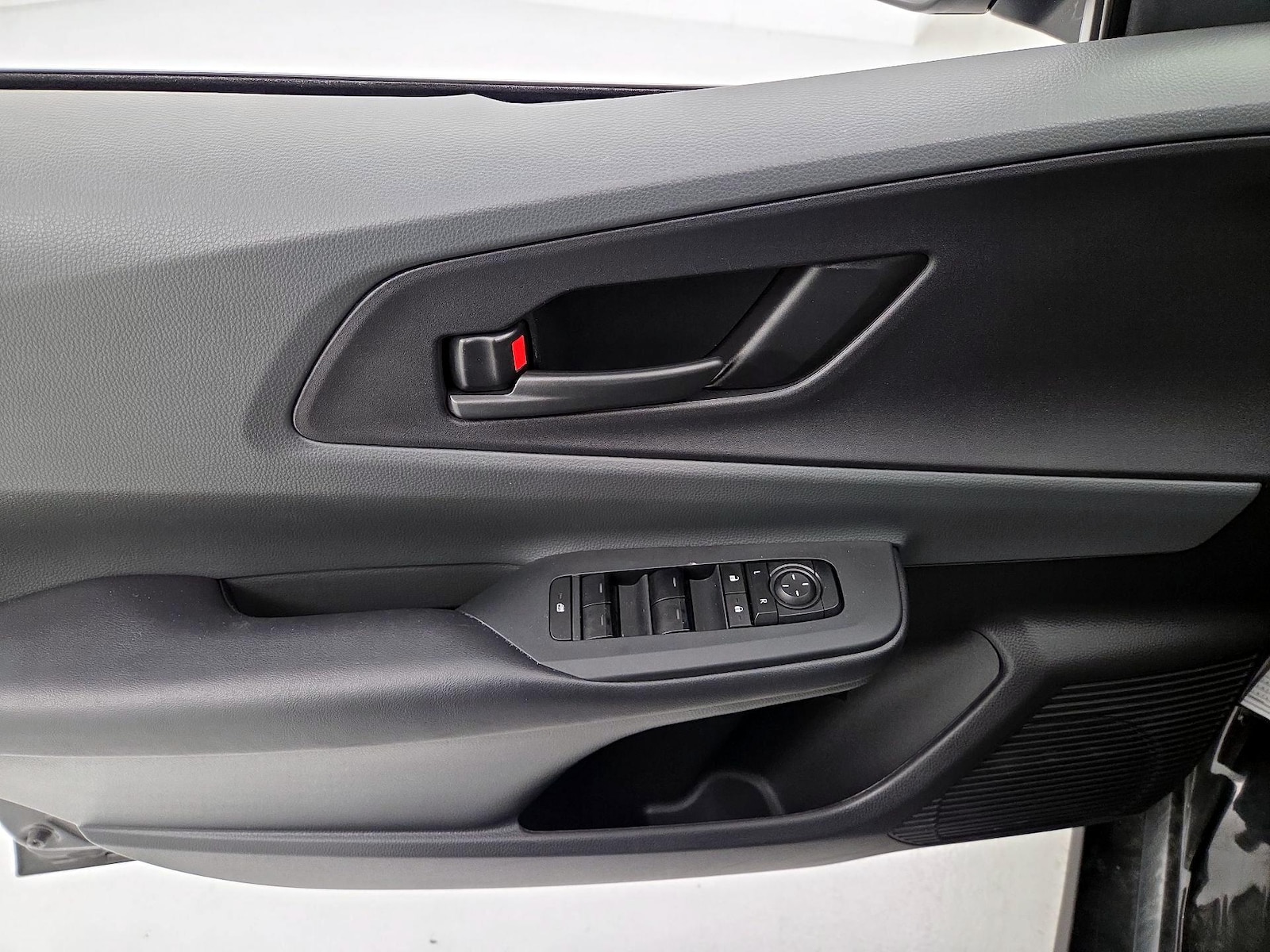 2025 Toyota Prius LE - Photo 13