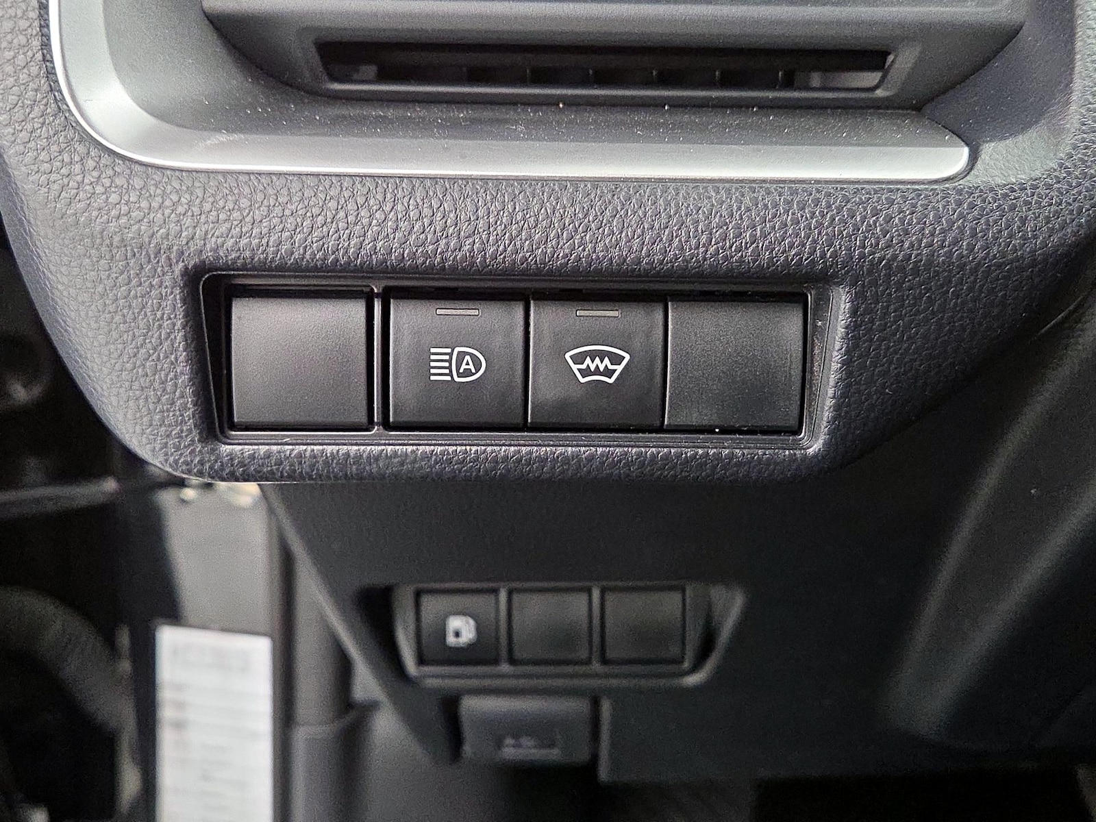 2025 Toyota Prius LE - Photo 14