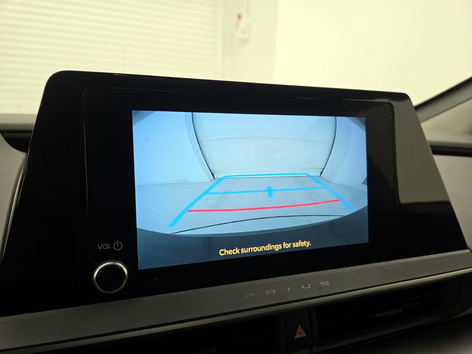 2025 Toyota Prius LE - Photo 15