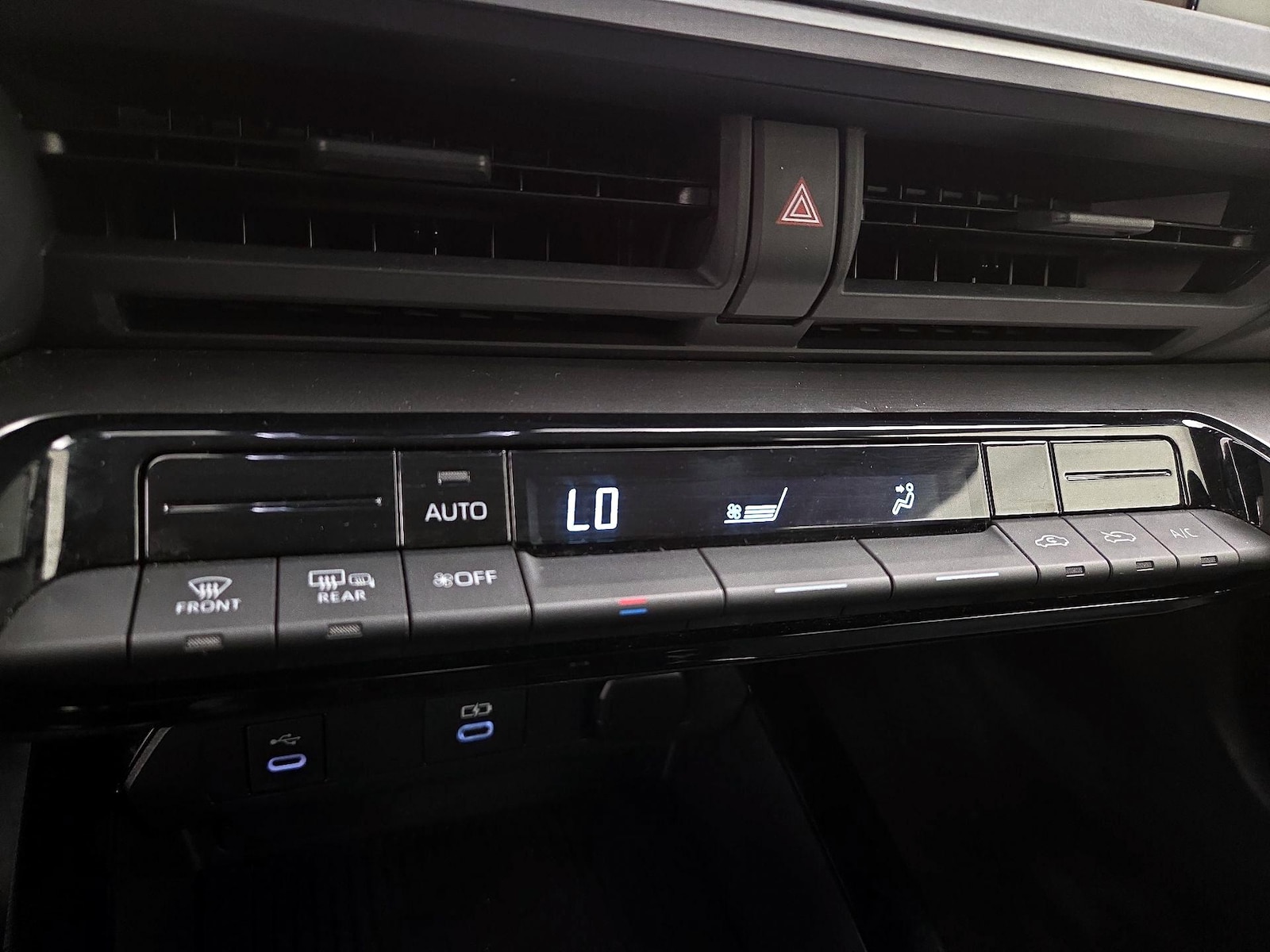 2025 Toyota Prius LE - Photo 17