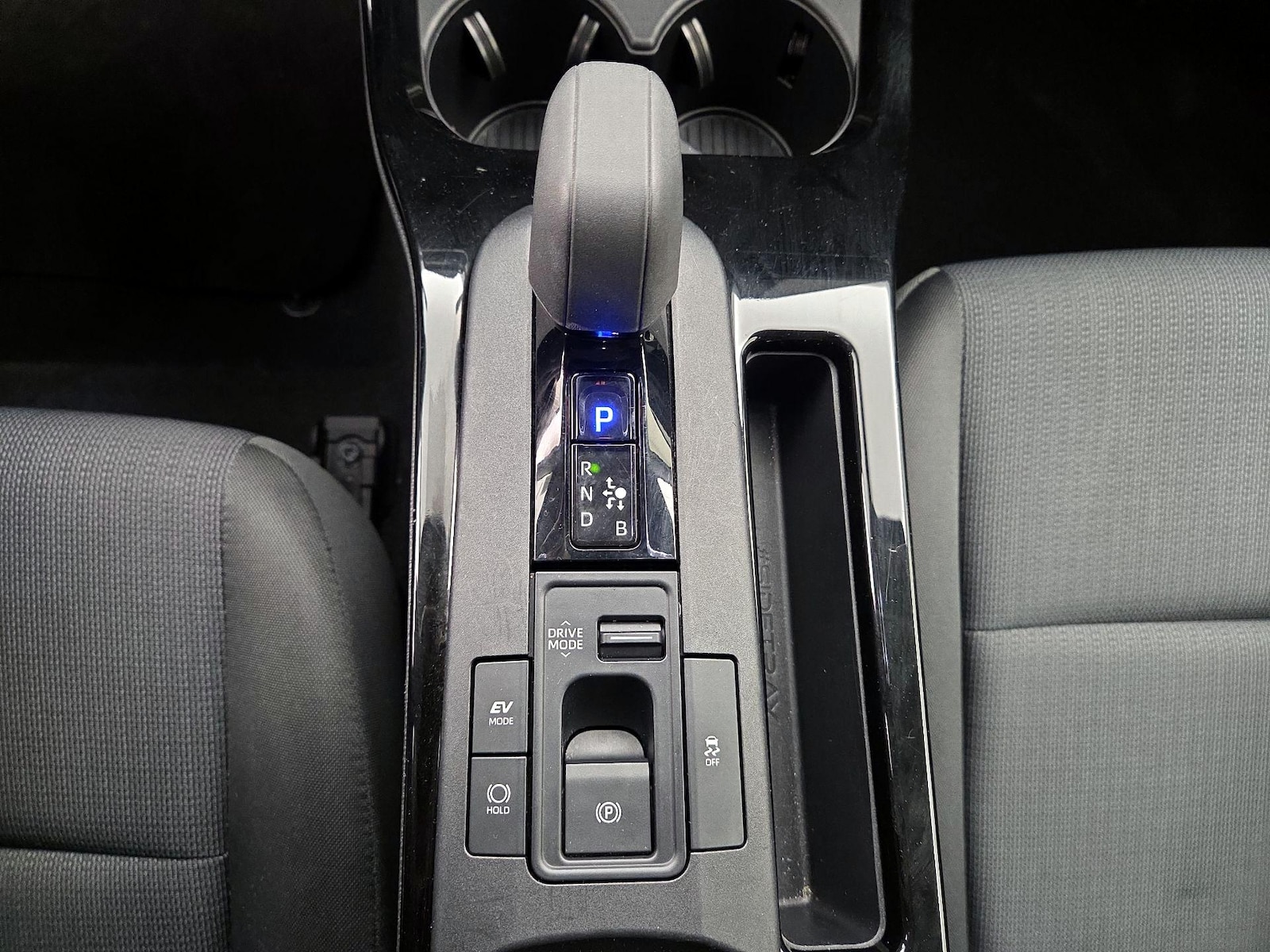 2025 Toyota Prius LE - Photo 18