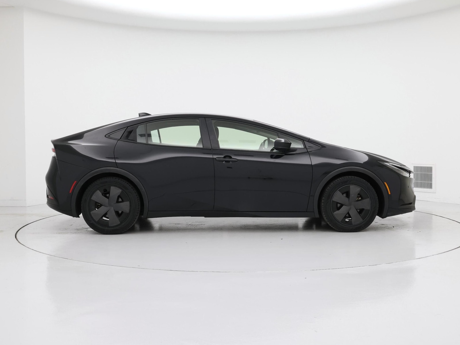 2025 Toyota Prius LE - Photo 8
