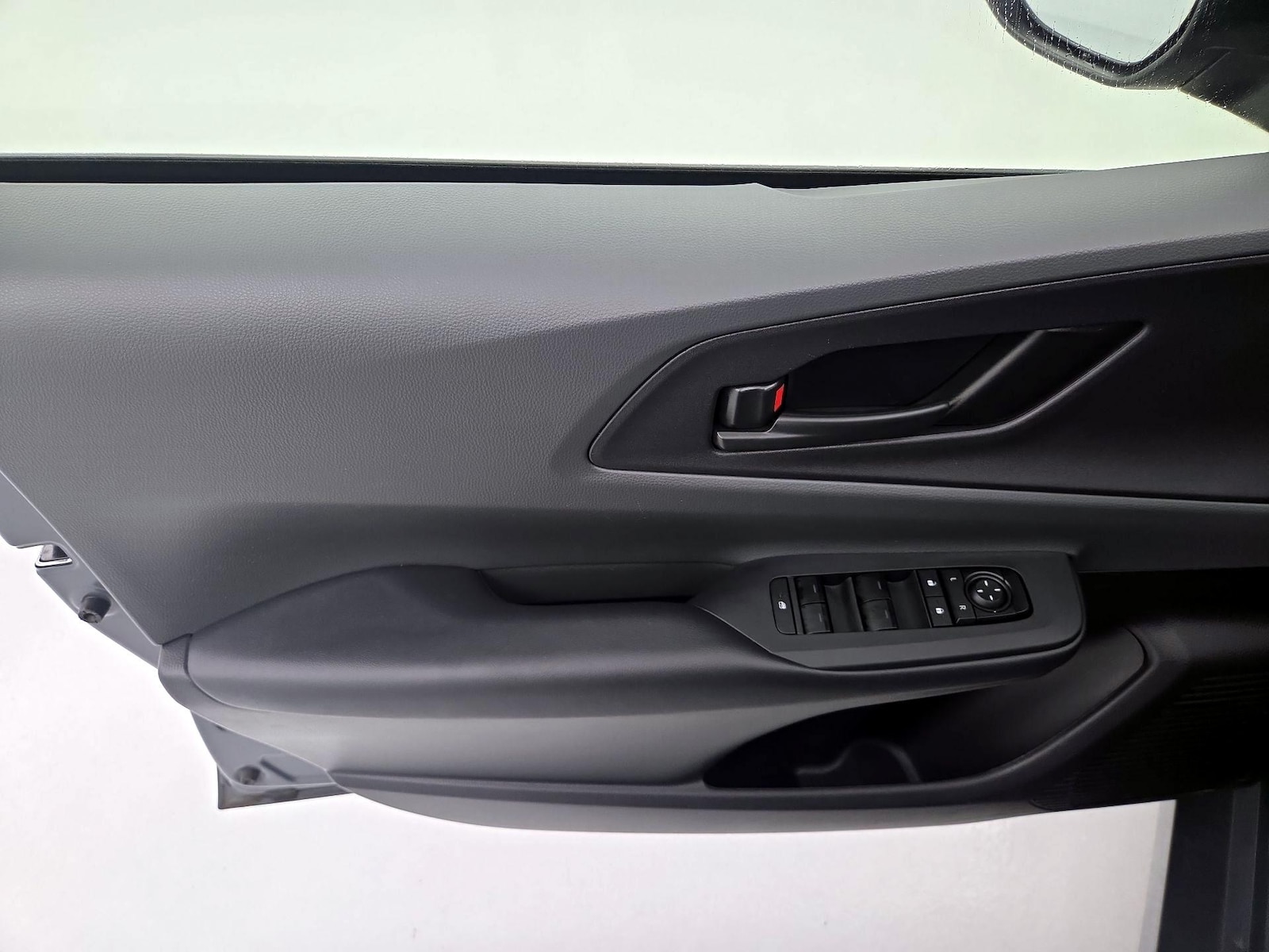 2025 Toyota Prius LE - Photo 13