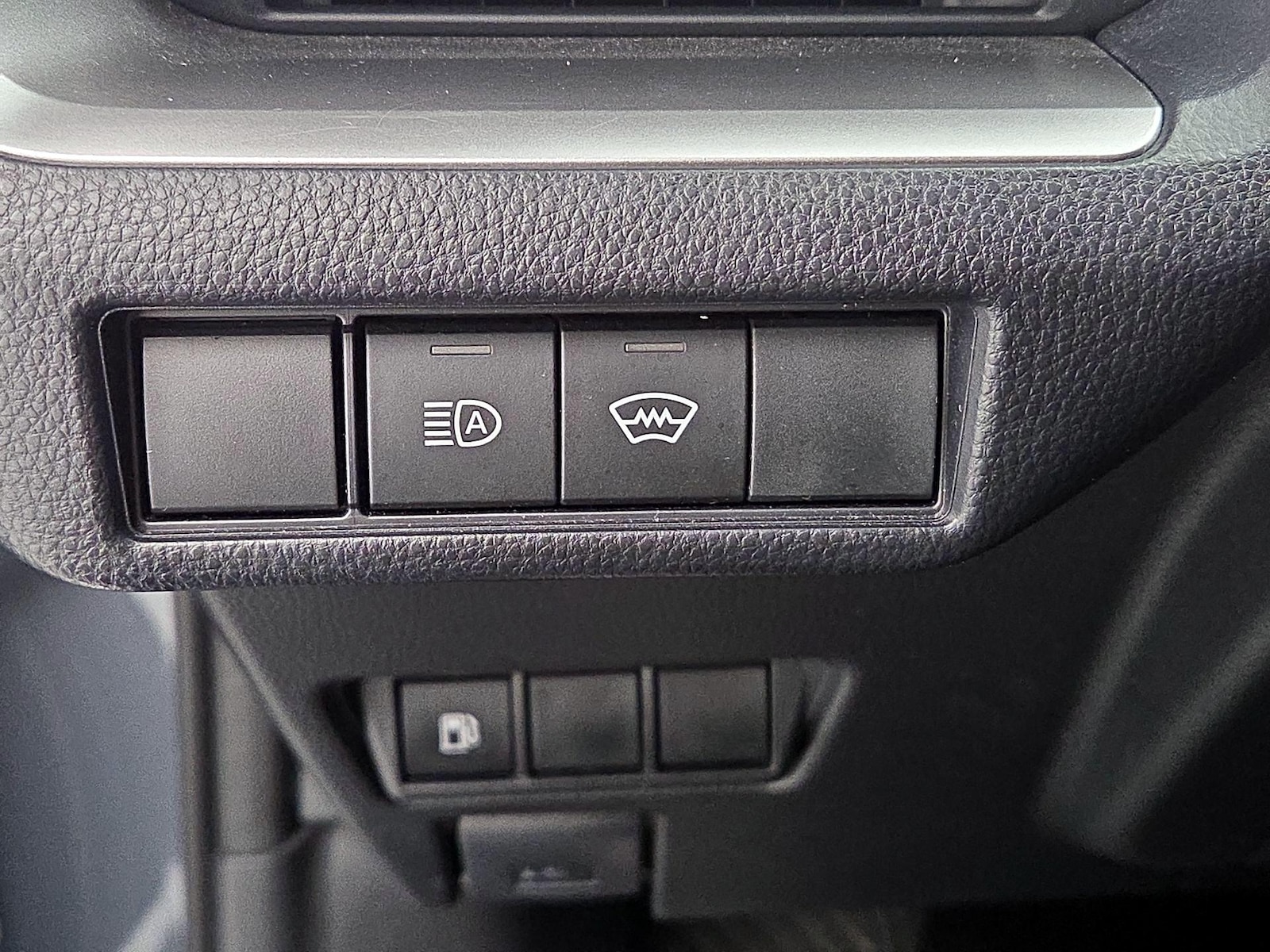 2025 Toyota Prius LE - Photo 14