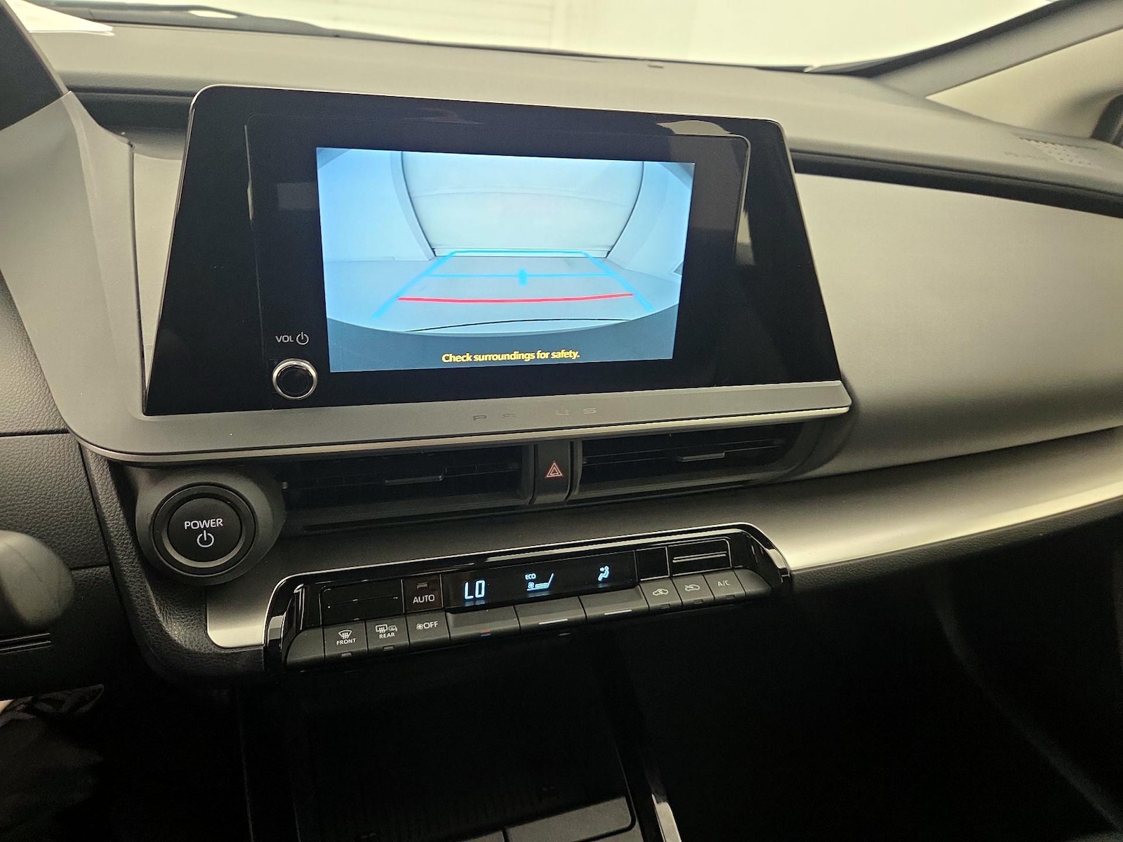 2025 Toyota Prius LE - Photo 15