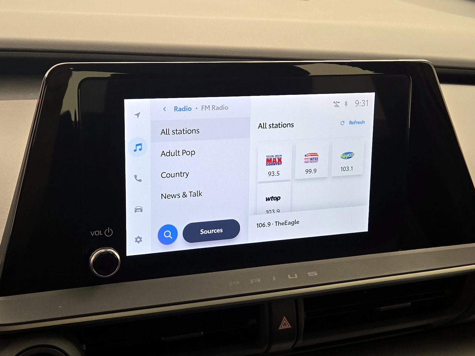 2025 Toyota Prius LE - Photo 16