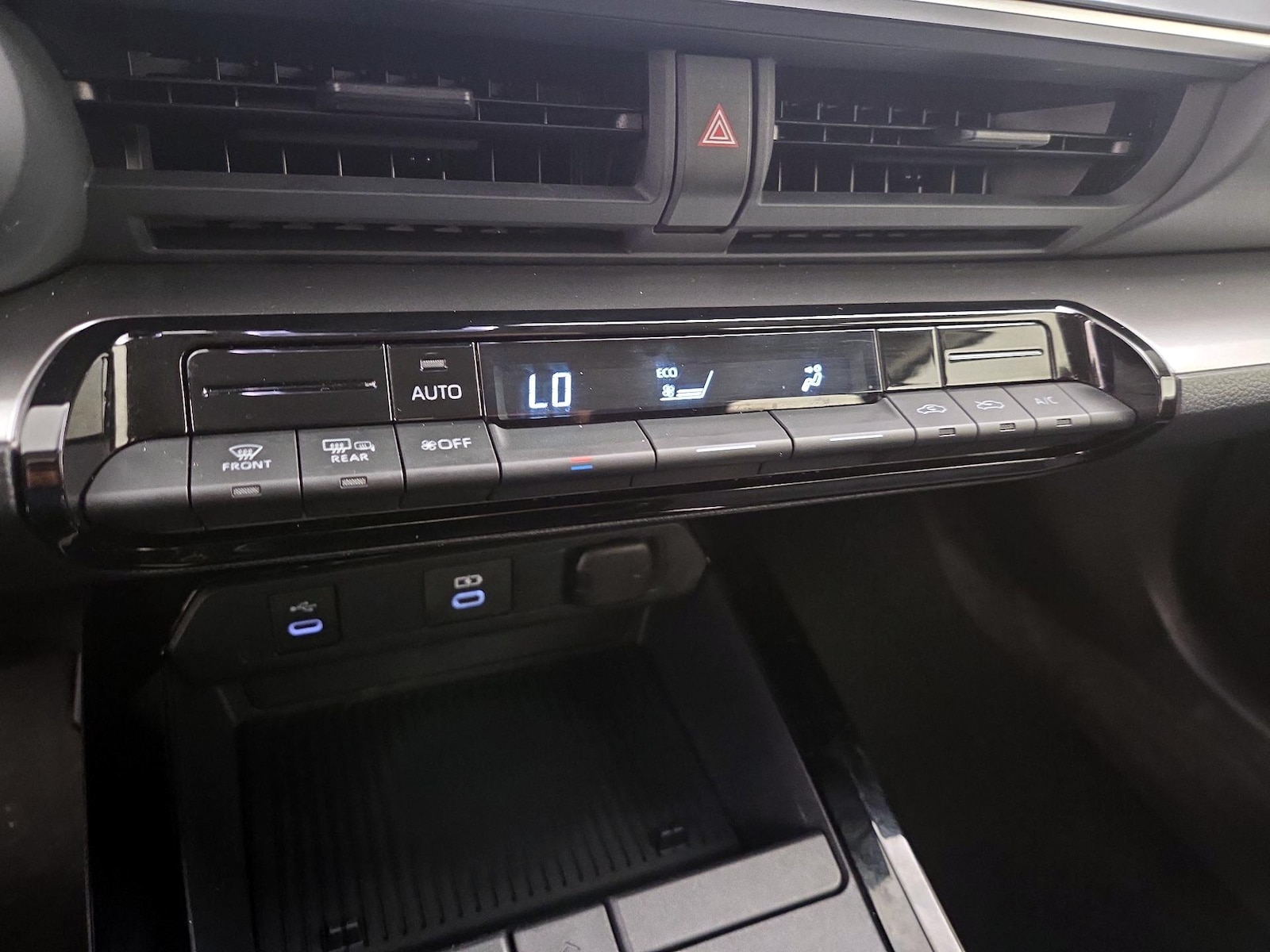 2025 Toyota Prius LE - Photo 17