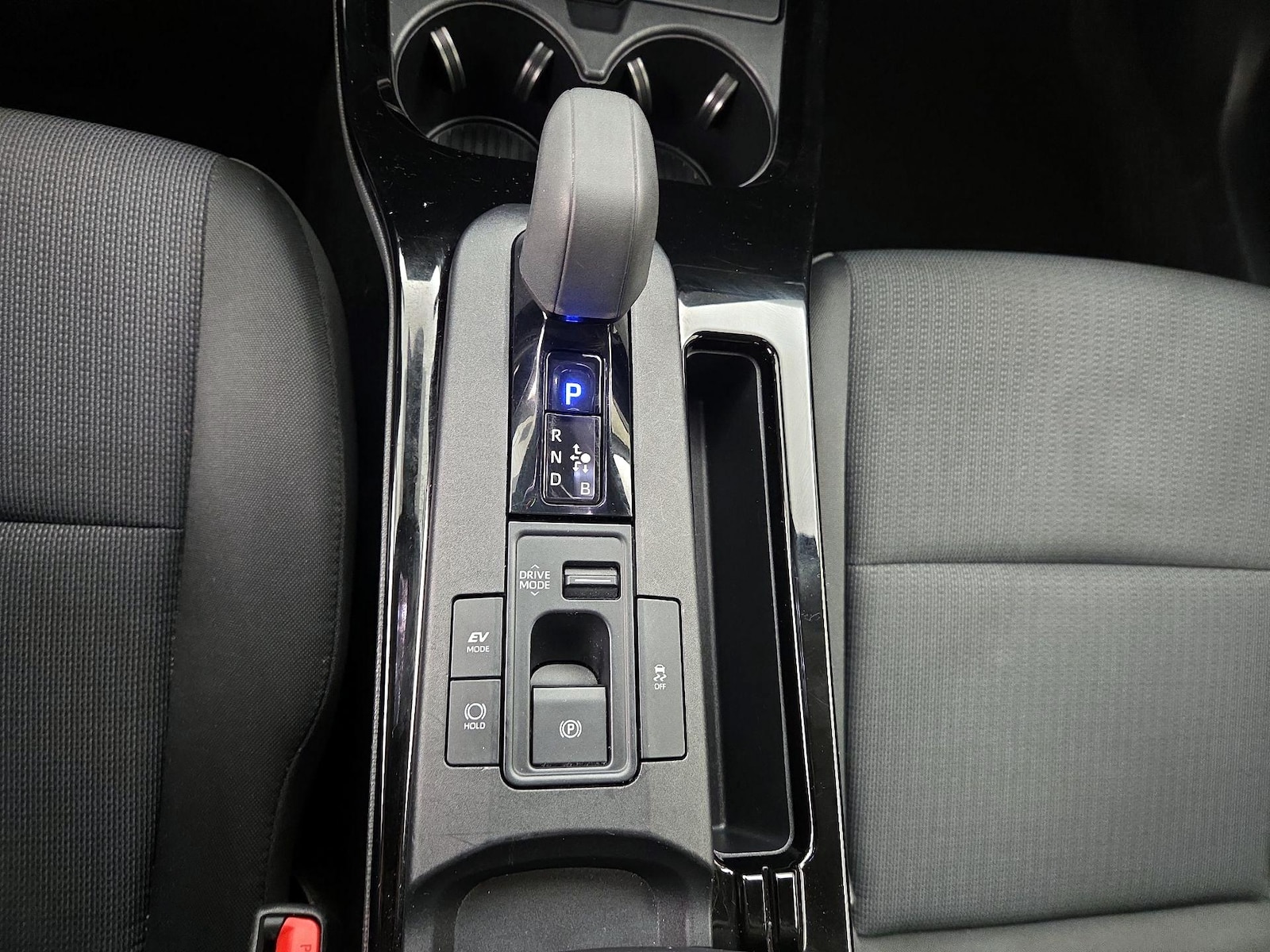 2025 Toyota Prius LE - Photo 18