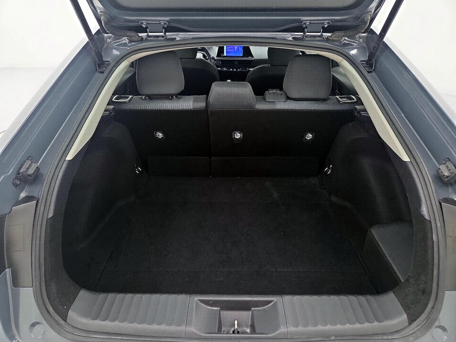 2025 Toyota Prius LE - Photo 21