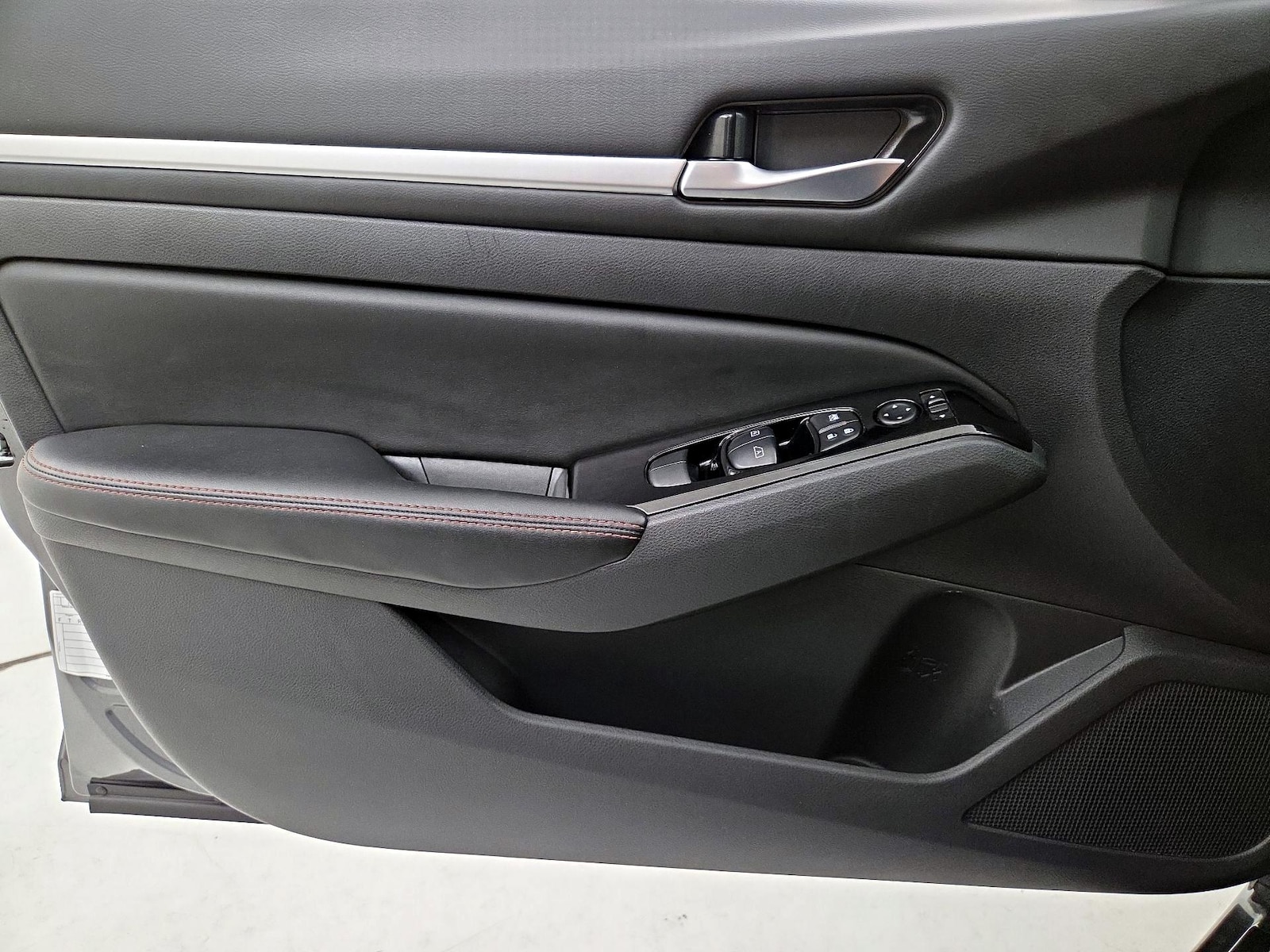 2025 Nissan Altima SR - Photo 13