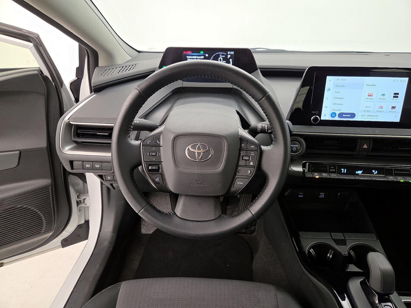 2025 Toyota Prius LE - Photo 11