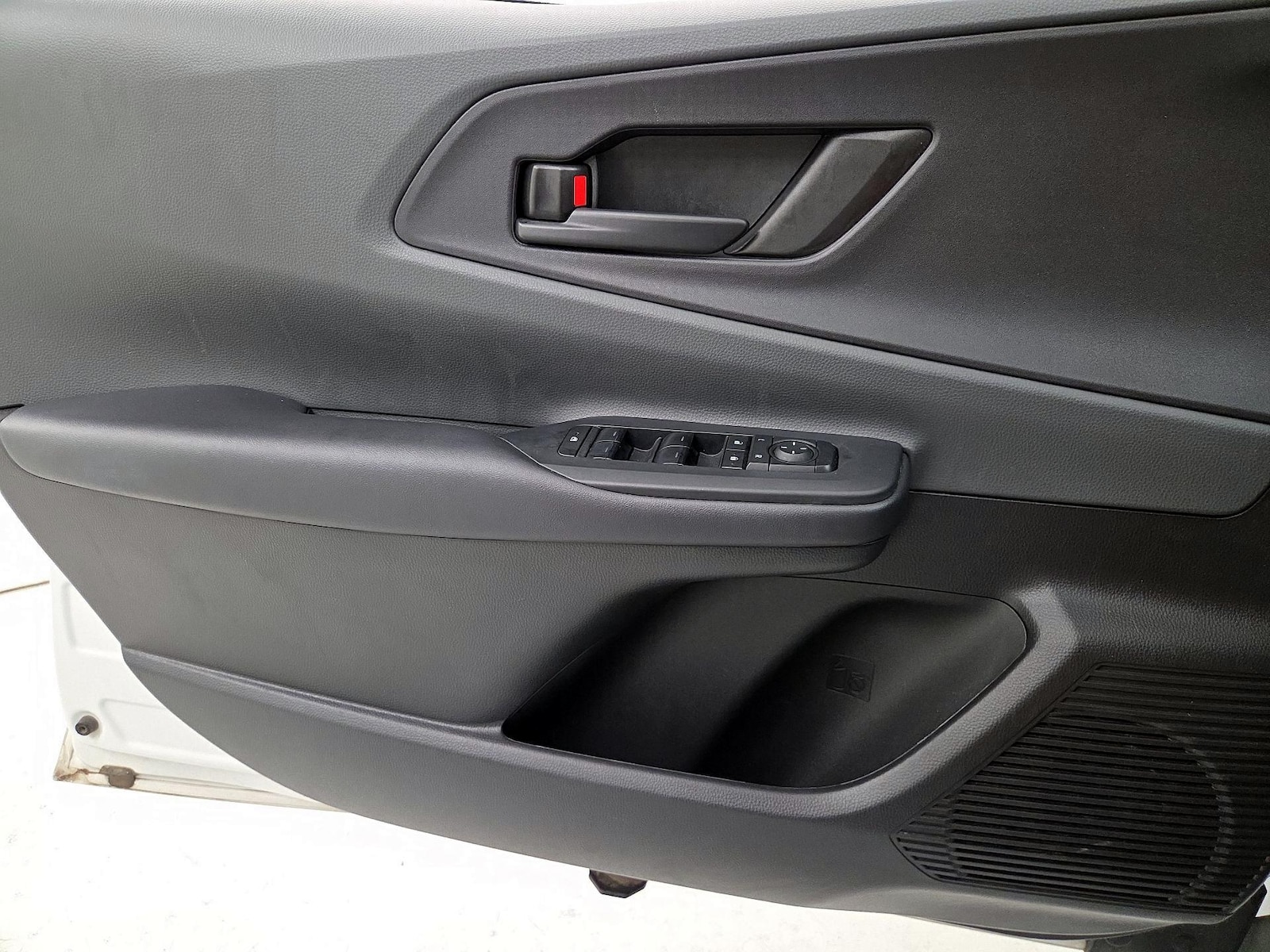 2025 Toyota Prius LE - Photo 13