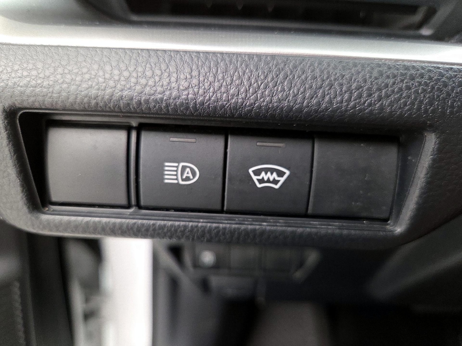 2025 Toyota Prius LE - Photo 14