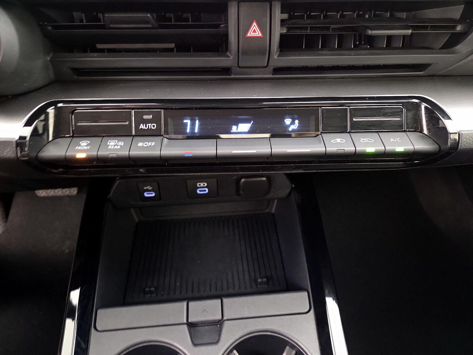 2025 Toyota Prius LE - Photo 17