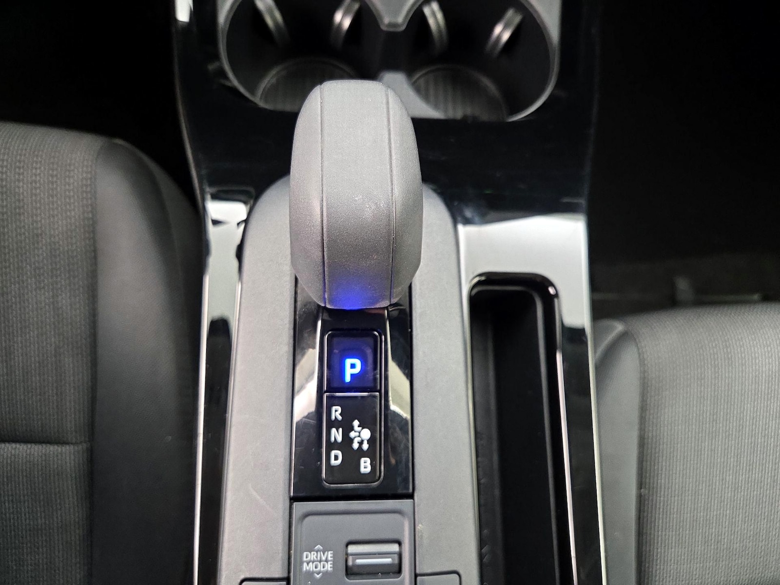2025 Toyota Prius LE - Photo 18
