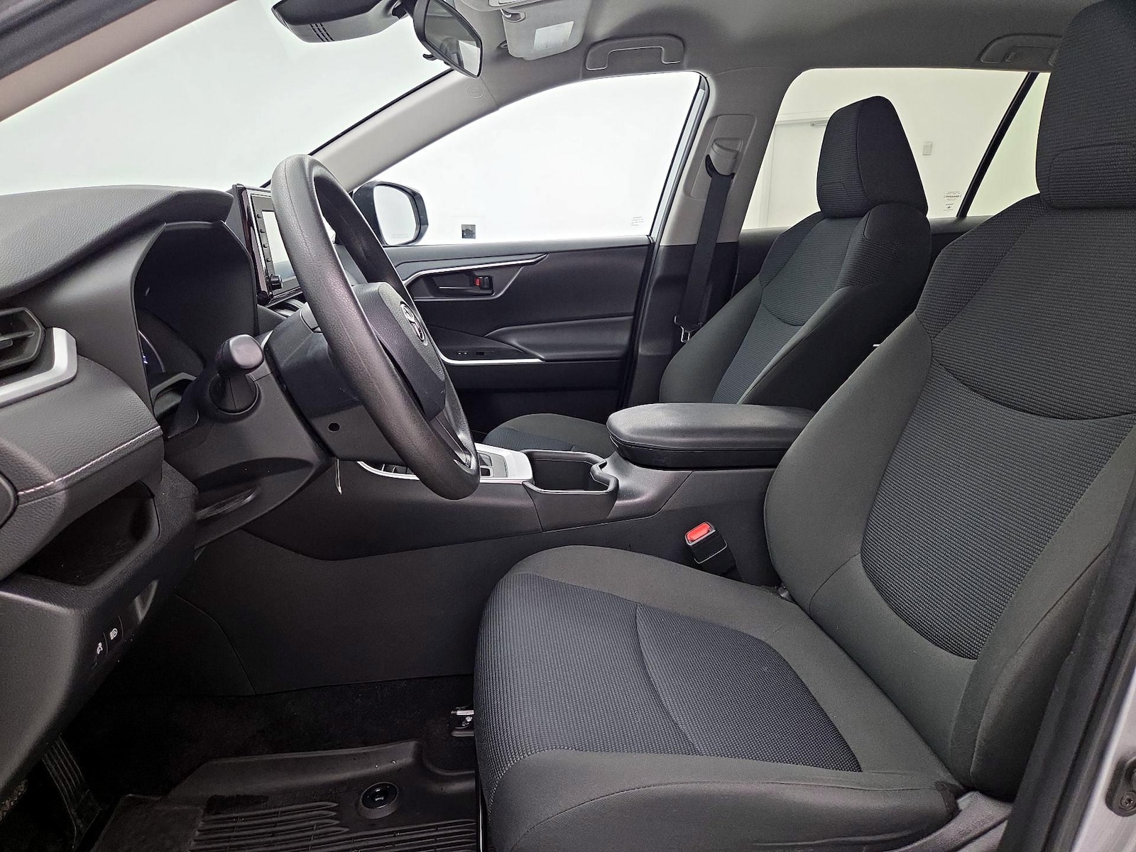 2022 Toyota RAV4 LE - Photo 12