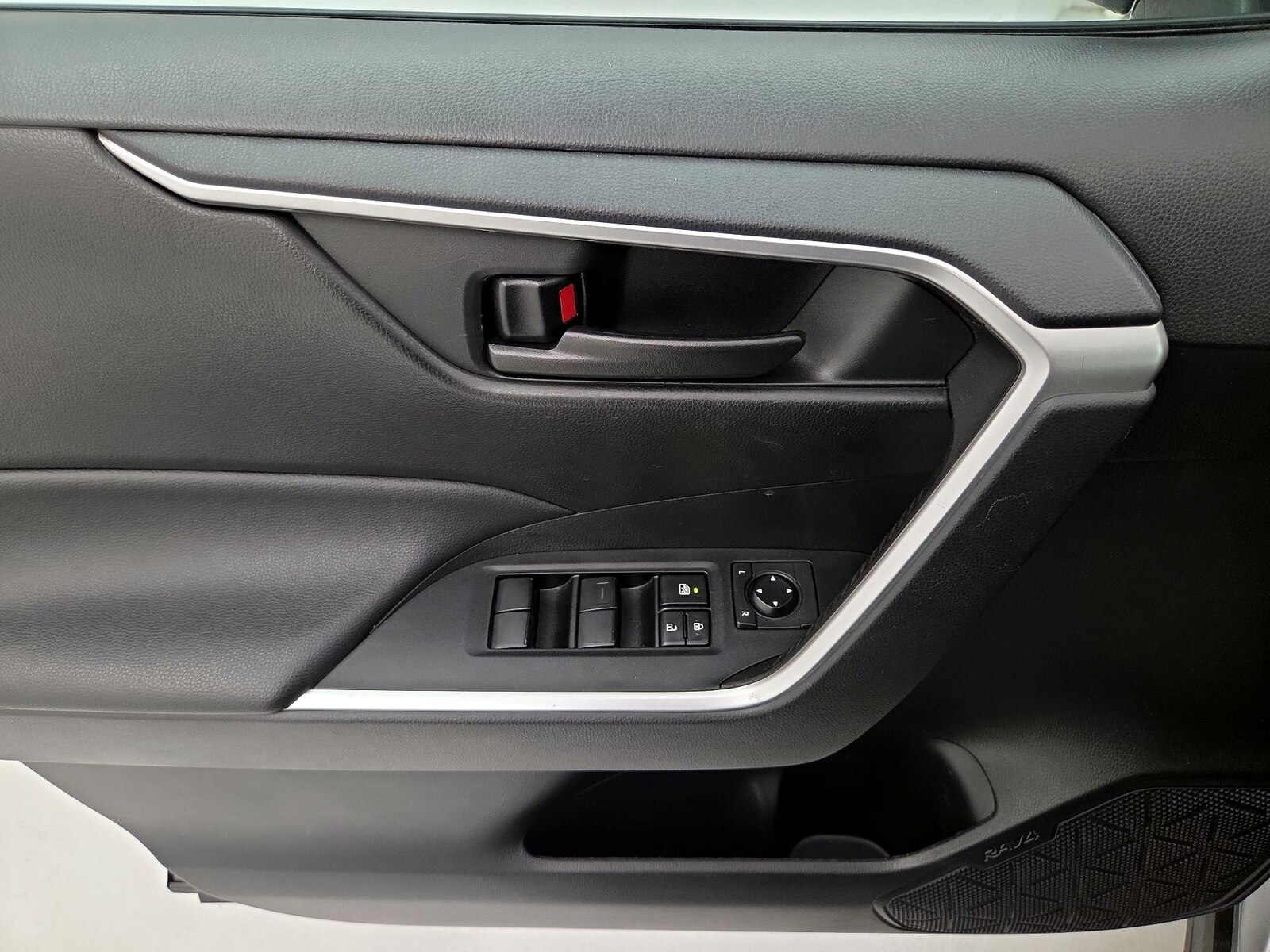2022 Toyota RAV4 LE - Photo 13