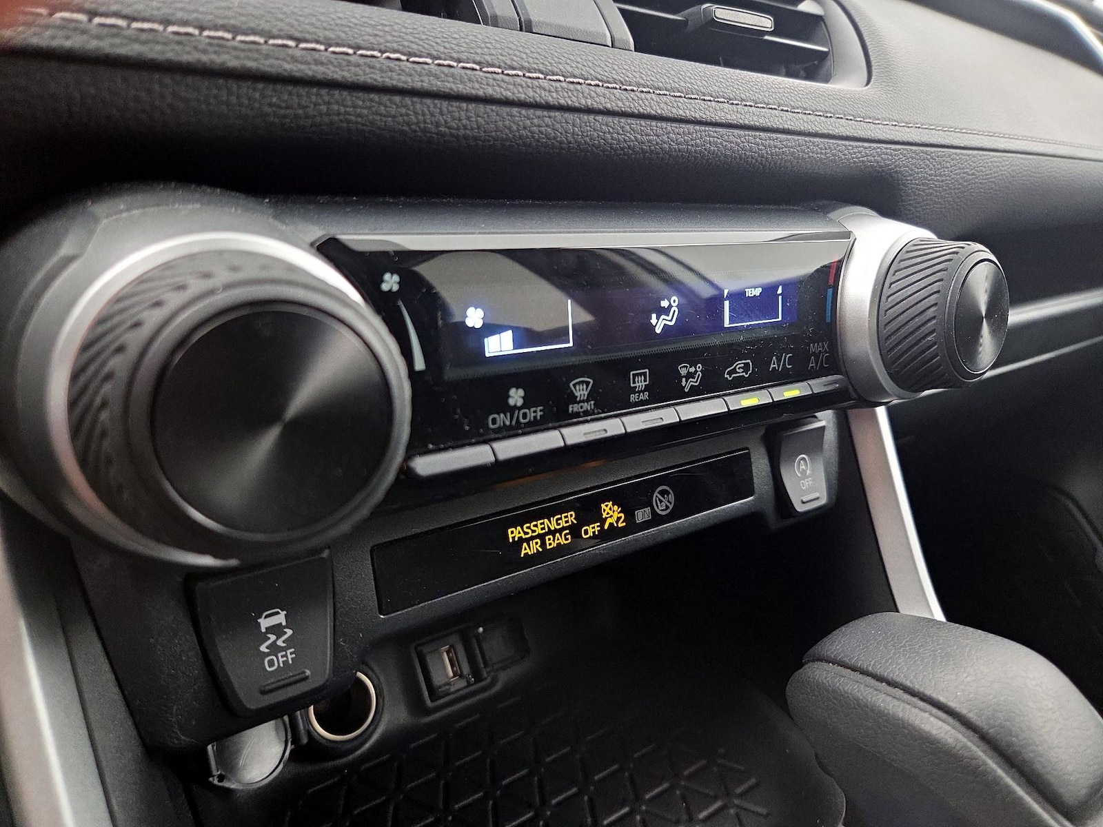 2022 Toyota RAV4 LE - Photo 17