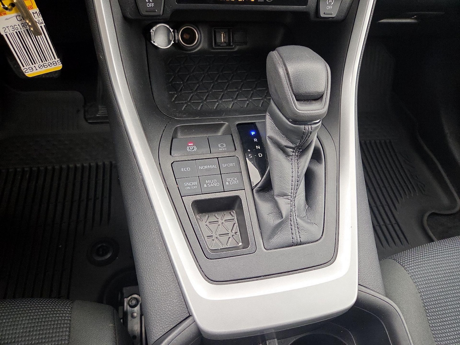 2022 Toyota RAV4 LE - Photo 18