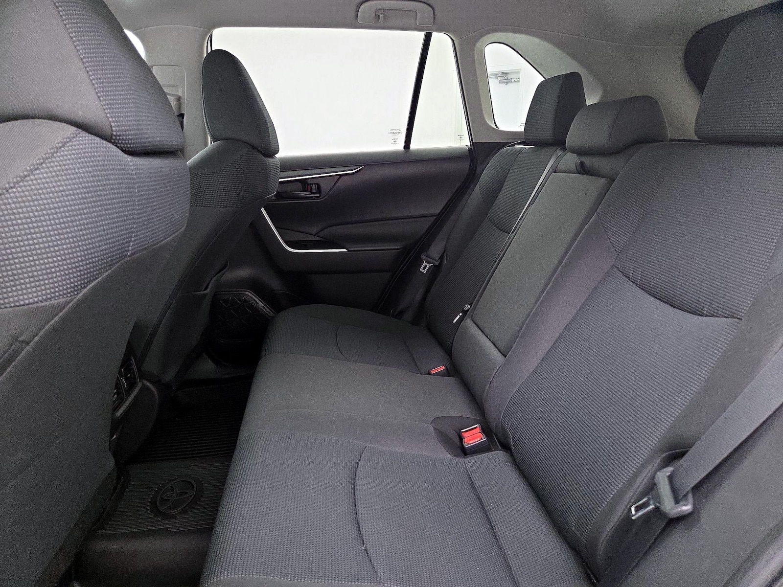 2022 Toyota RAV4 LE - Photo 20
