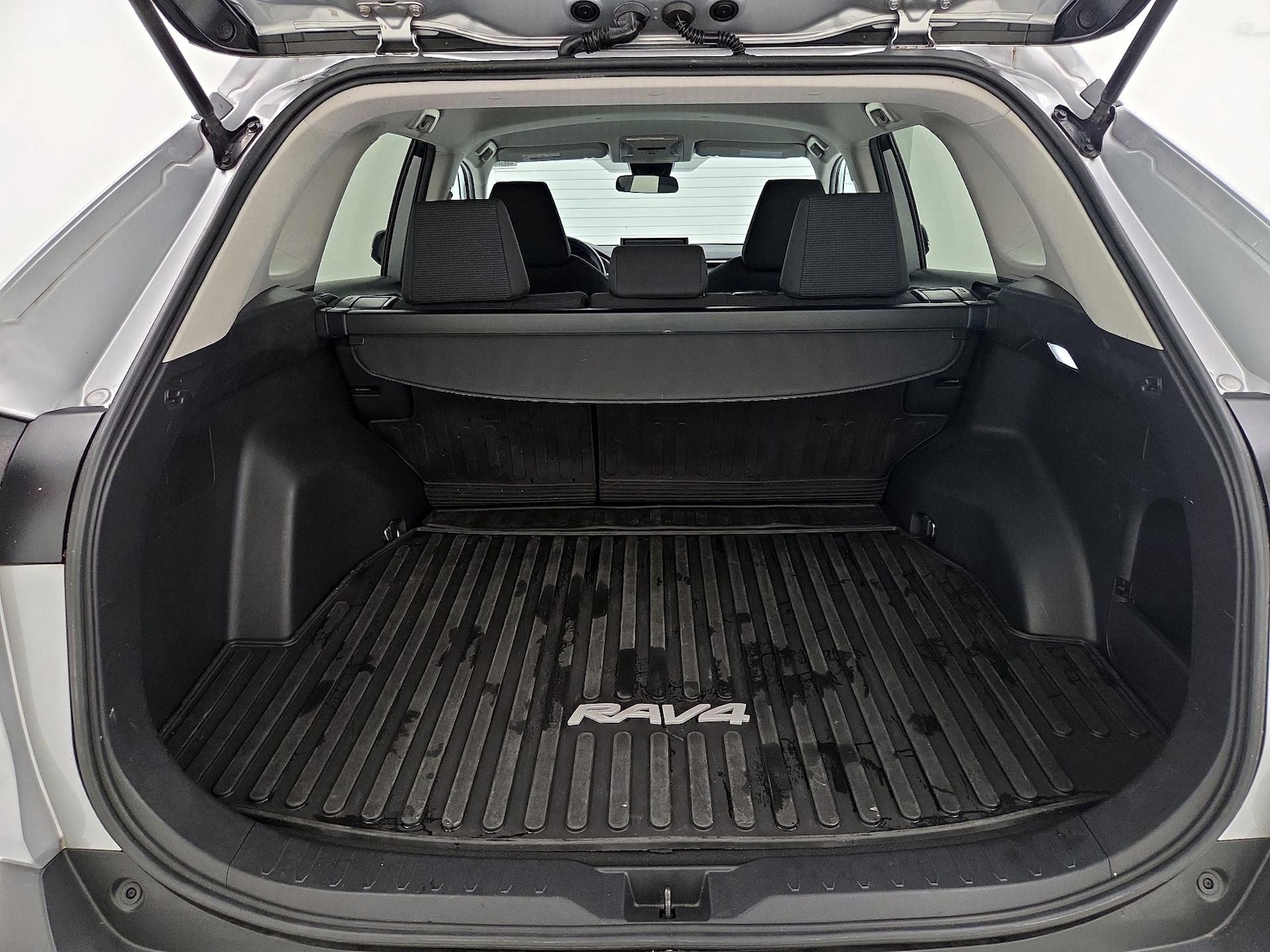 2022 Toyota RAV4 LE - Photo 21