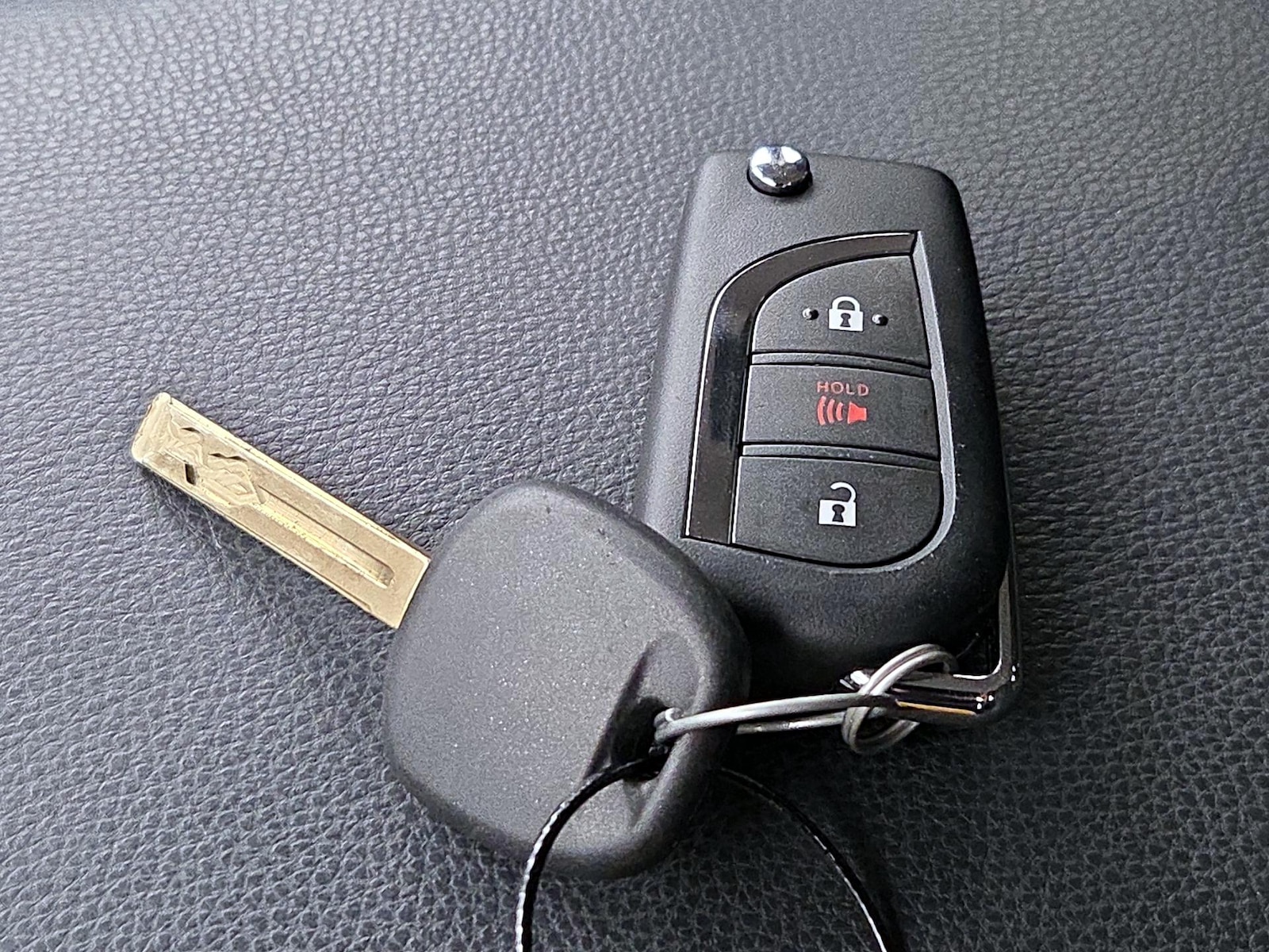 2022 Toyota RAV4 LE - Photo 23