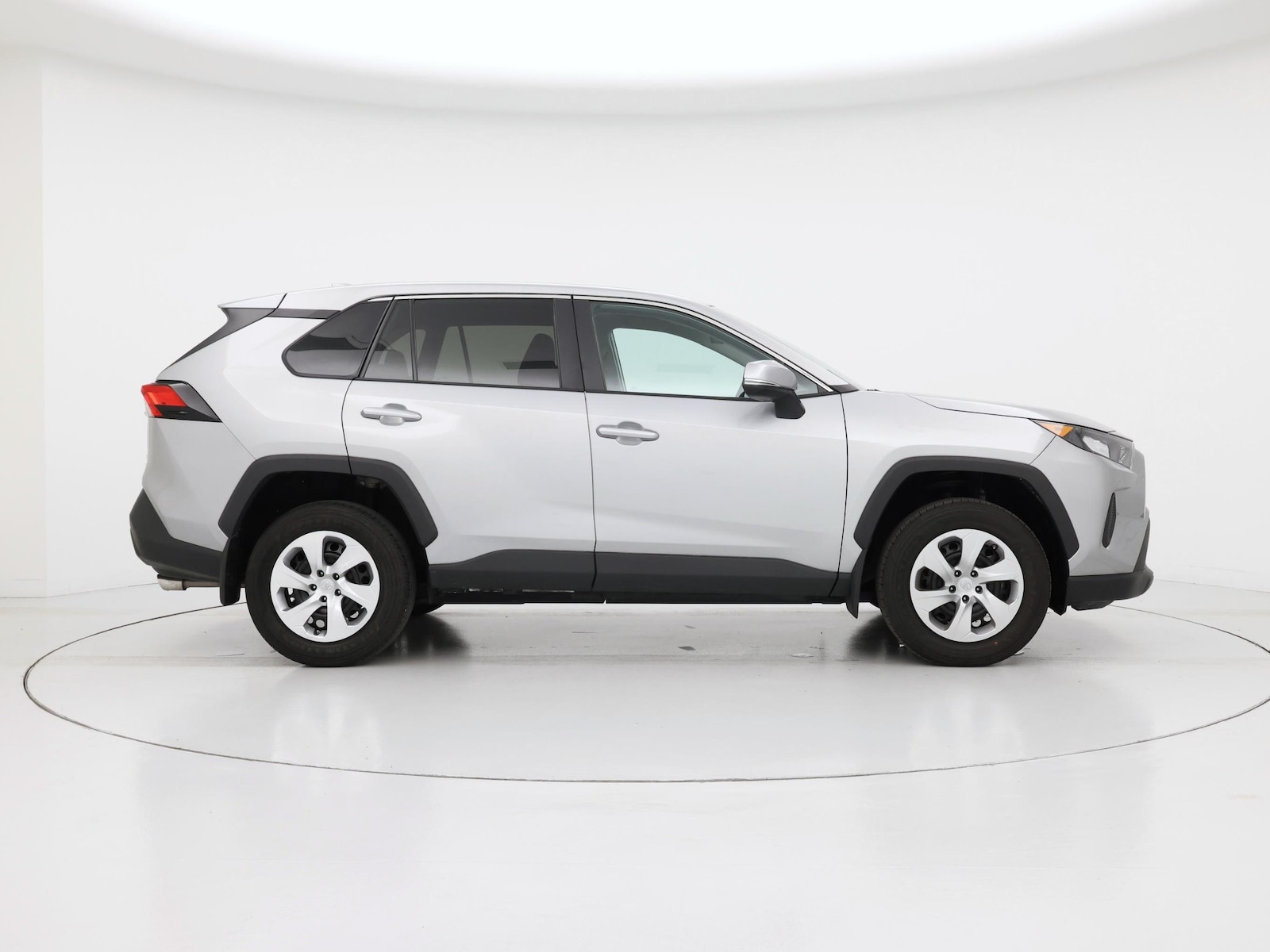 2022 Toyota RAV4 LE - Photo 8