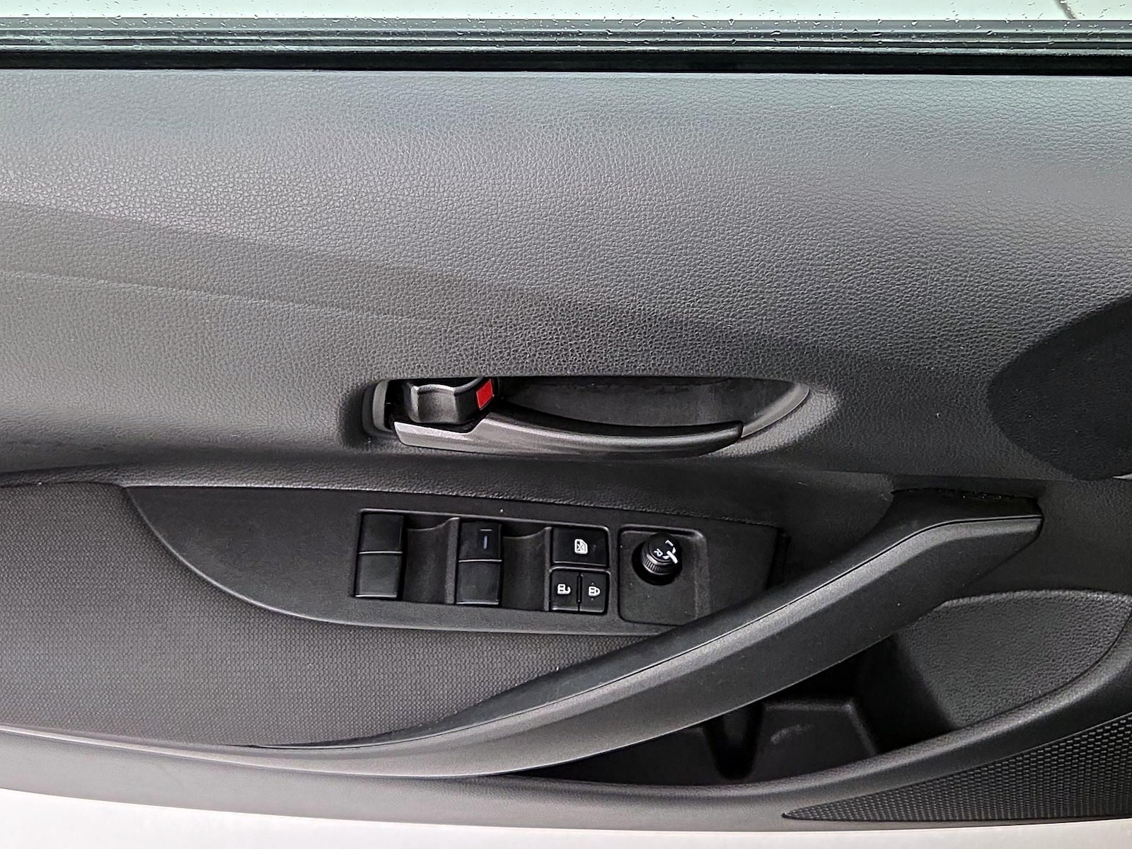 2025 Toyota Corolla LE - Photo 13