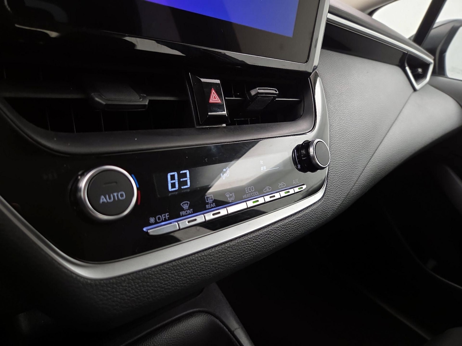 2025 Toyota Corolla LE - Photo 17